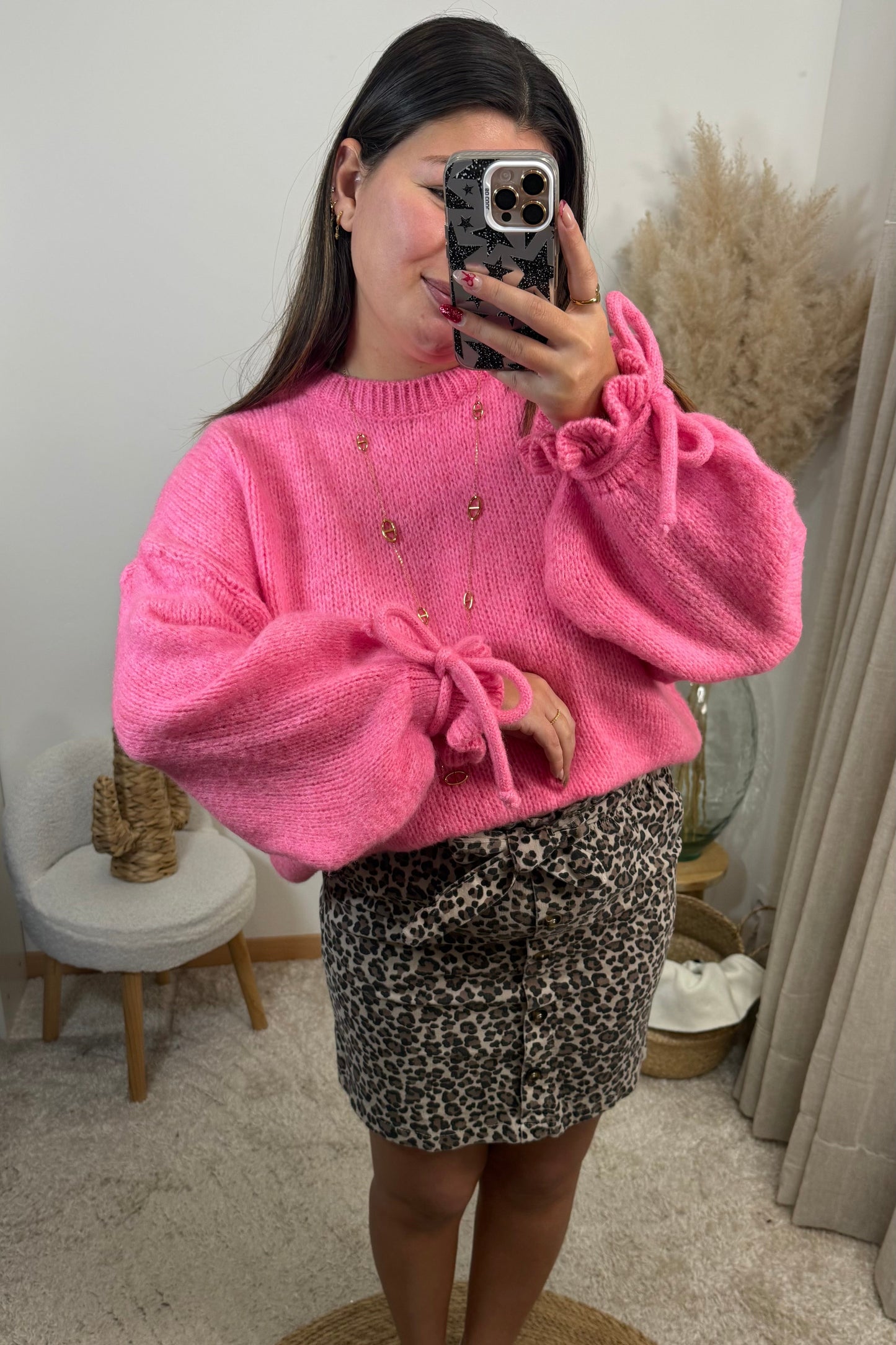 Look complet avec le pull léa rose en maille détail avec un col rond et des manches avec des froufrous et un noeud au niveau du poignet style oversize taille unique convient d'un 36 à un 48 la jupe cléo court en velours leopard beige avec des boutons devant taille unique covient d'un 36 à un 42 et les basket type samba spezial clémence