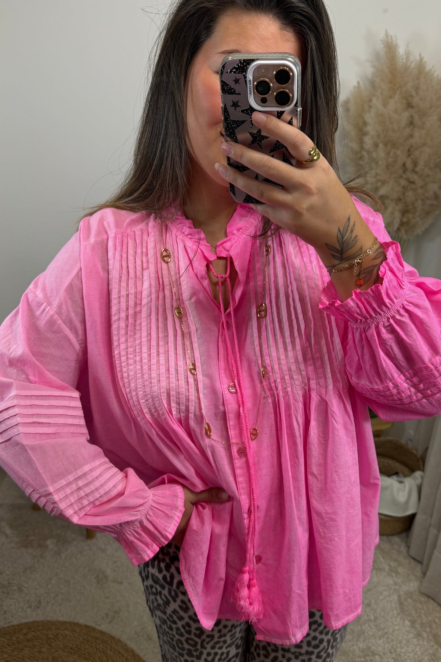 Look Blouse Célia rose avec des pompon et le jean leopard miléna