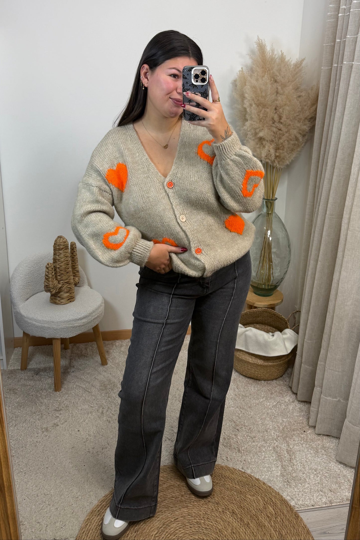 Look complet avec le gilet coralie en maille beige avec des coeur orange taille unique convient d'un 36 à un 46 et le jean gris wide leg Maël et une paire de basket type spezial samba les baskets clémence