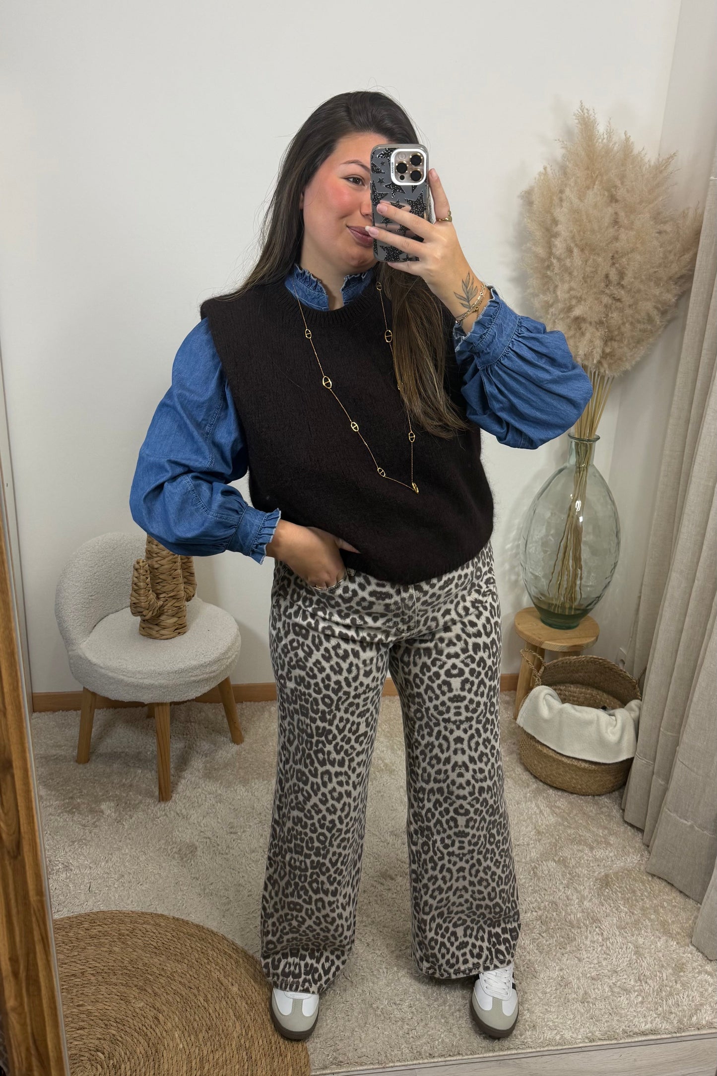Look avec une blouse style jean et le jean leopard milena et le pull sans manche paloma