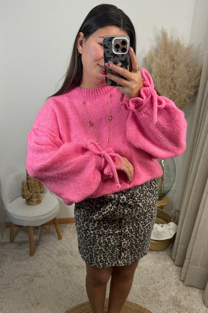 Look complet avec le pull léa rose en maille détail avec un col rond et des manches avec des froufrous et un noeud au niveau du poignet style oversize taille unique convient d'un 36 à un 48 la jupe cléo court en velours leopard beige avec des boutons devant taille unique covient d'un 36 à un 42 et les basket type samba spezial clémence 