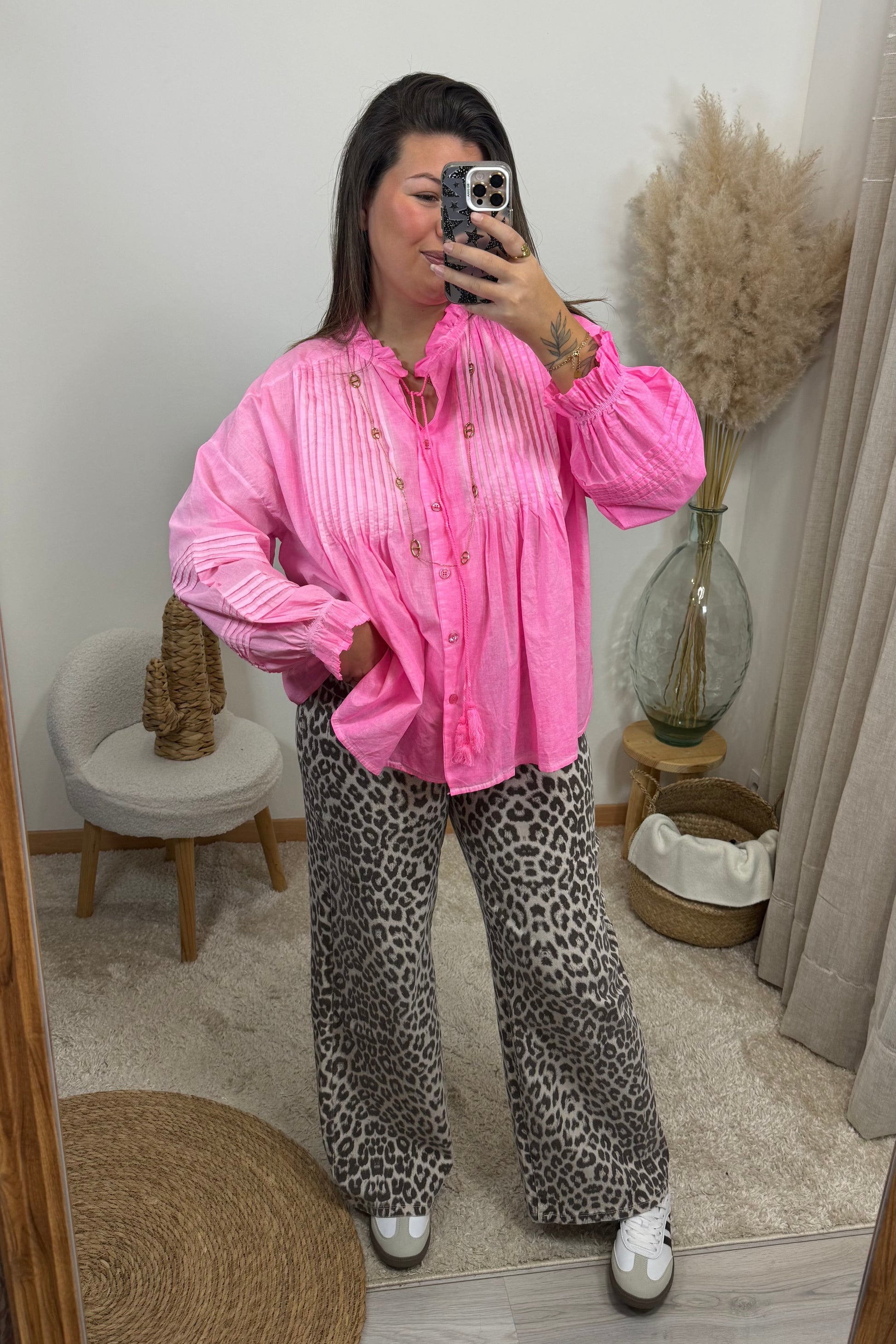 Look Rose Célia bleu avec des pompon et le jean leopard miléna  