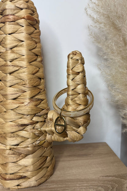 Bracelet compo avec un jonc en acrylique Ivoire un jonc doré et une breloque en maille marine