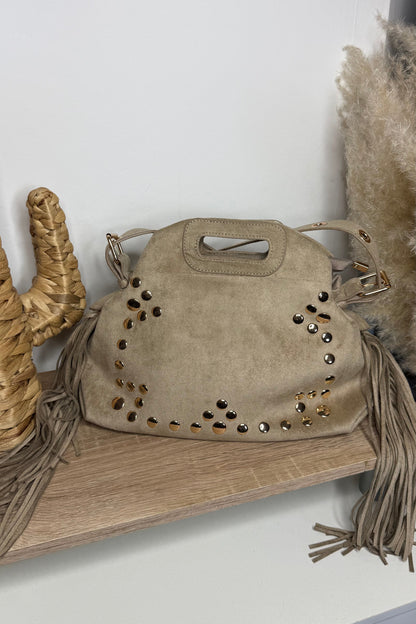 Sac marie beige forme d'un sac d'une grande marque avec des clou surl le coté 
