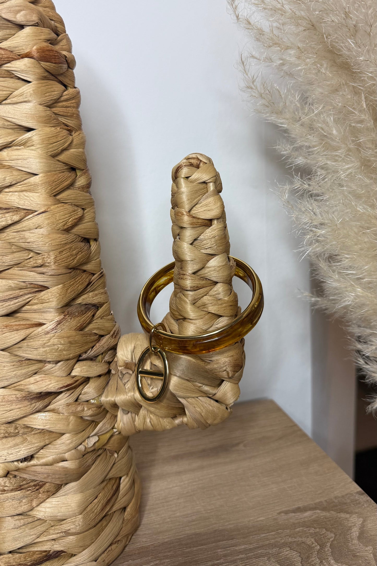 Bracelet compo avec un jonc en acrylique ambre un jonc doré et une breloque en maille marine