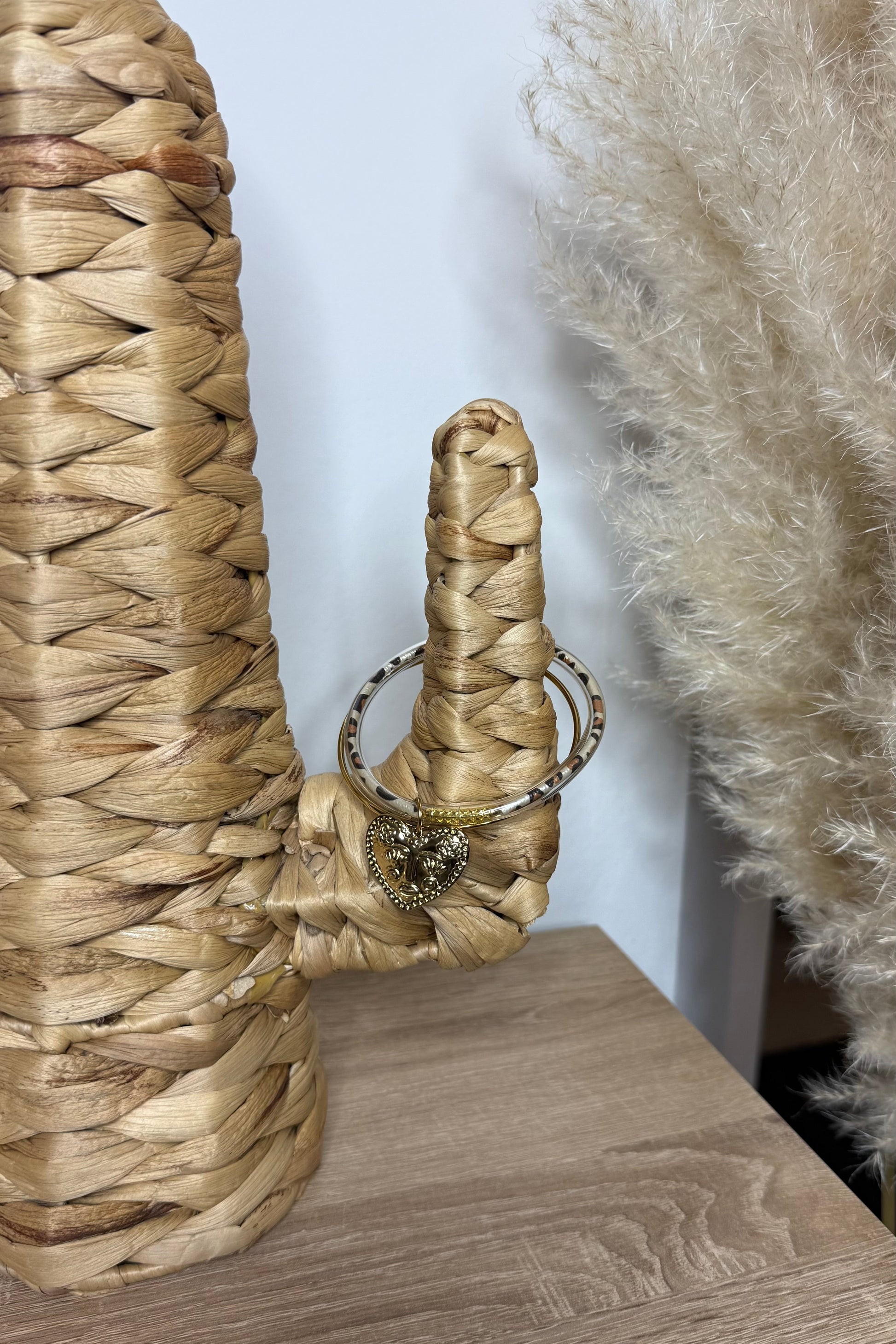 Bracelet compo avec un jonc en acrylique leopard un jonc doré et une breloque en coeur