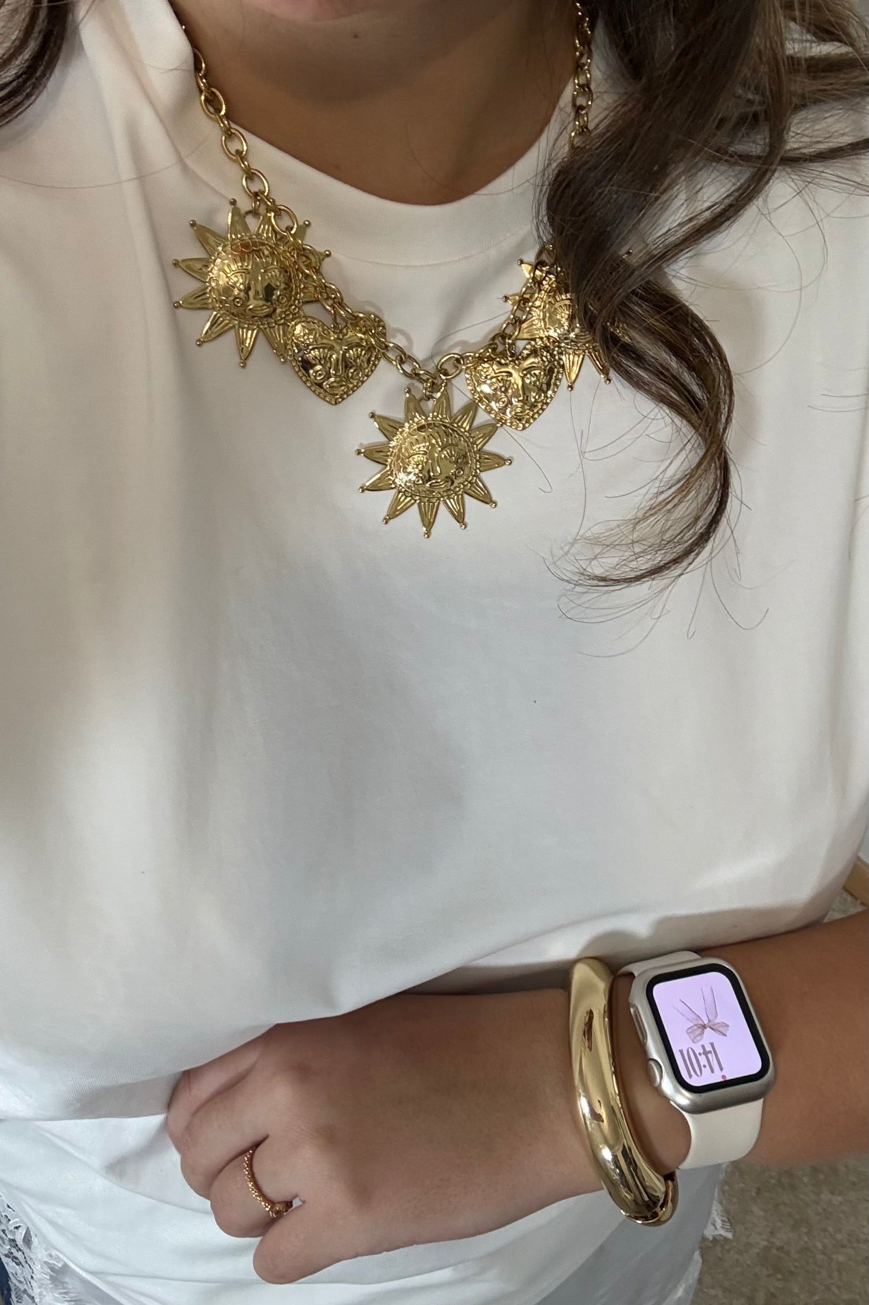 Collier avec des grosses breloques et le bracelet alma 