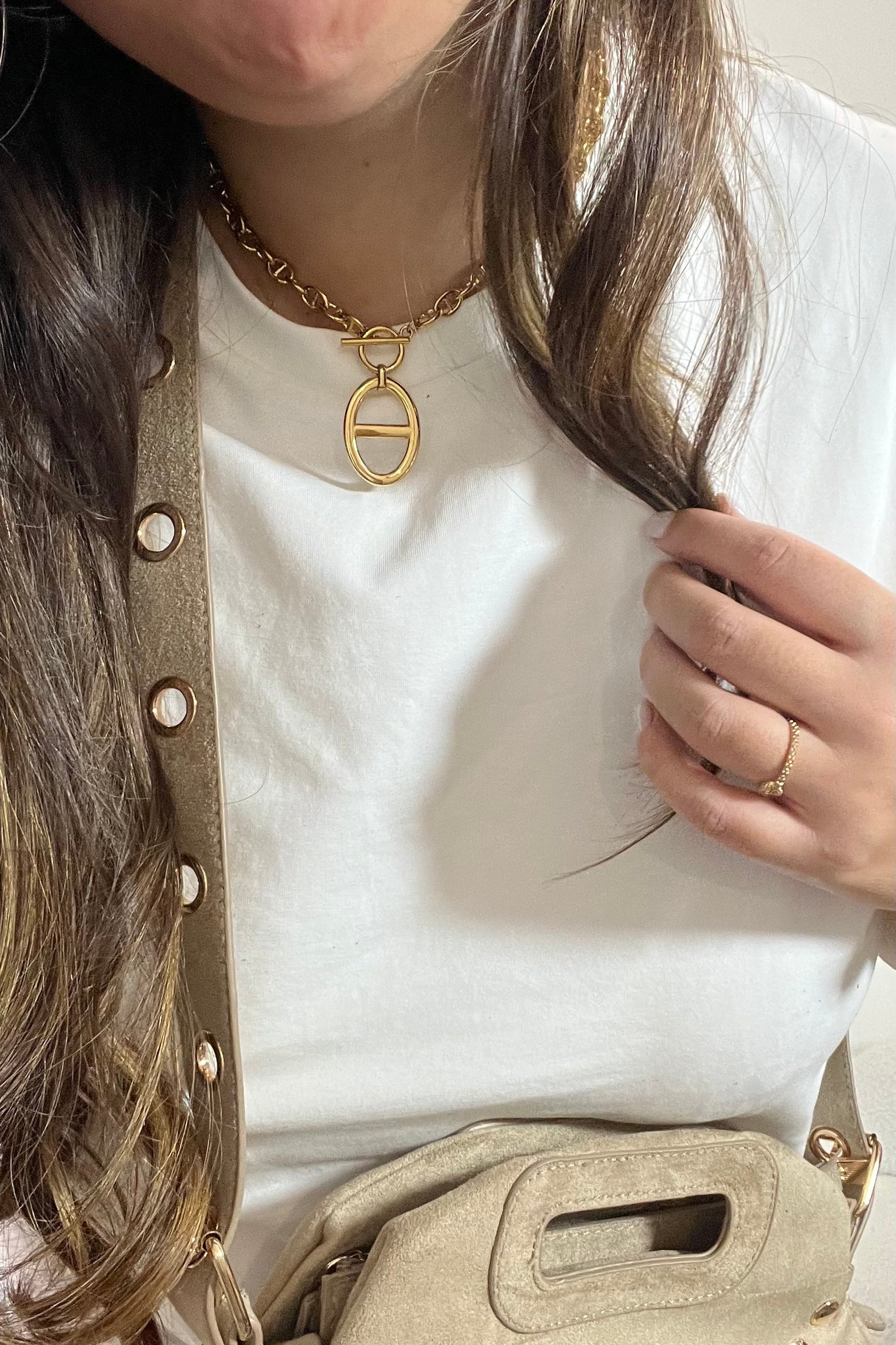 Collier maille marine ras de cou porté 