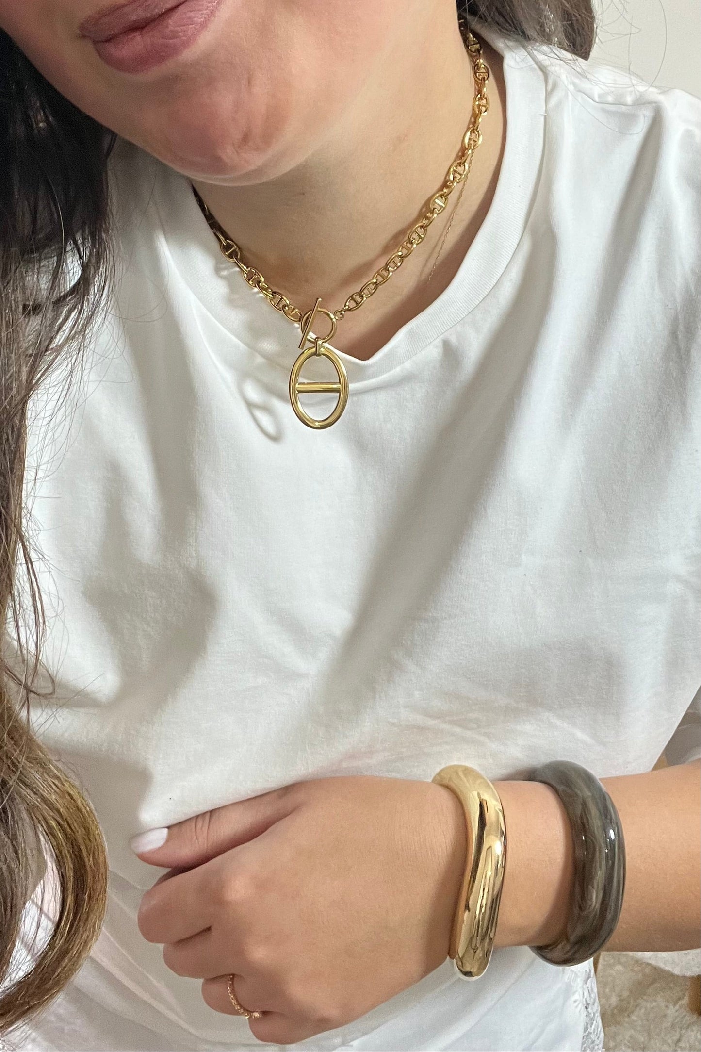 Collier mia avec la maille marine porté avec le bracelet alma et jonc aby taupe