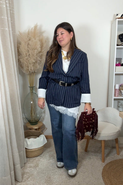 Look complet avec le t-shirt daniela en dessous, le blazer mel bleu marine le jean gabriel les basket clemence le sac marlene bordeaux 