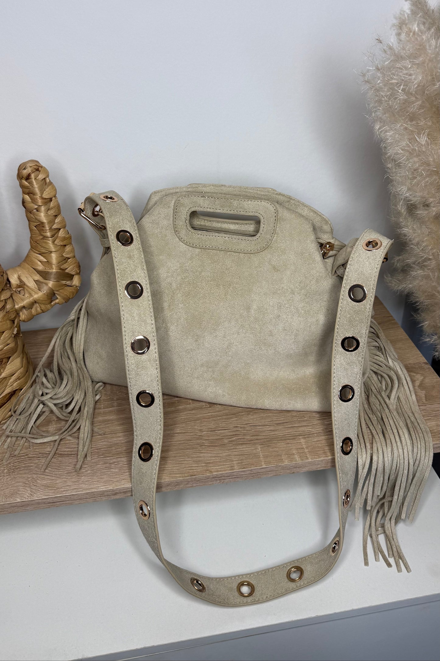 Sac Malia beige avec sa forme de sac 'une grande marque plus simple