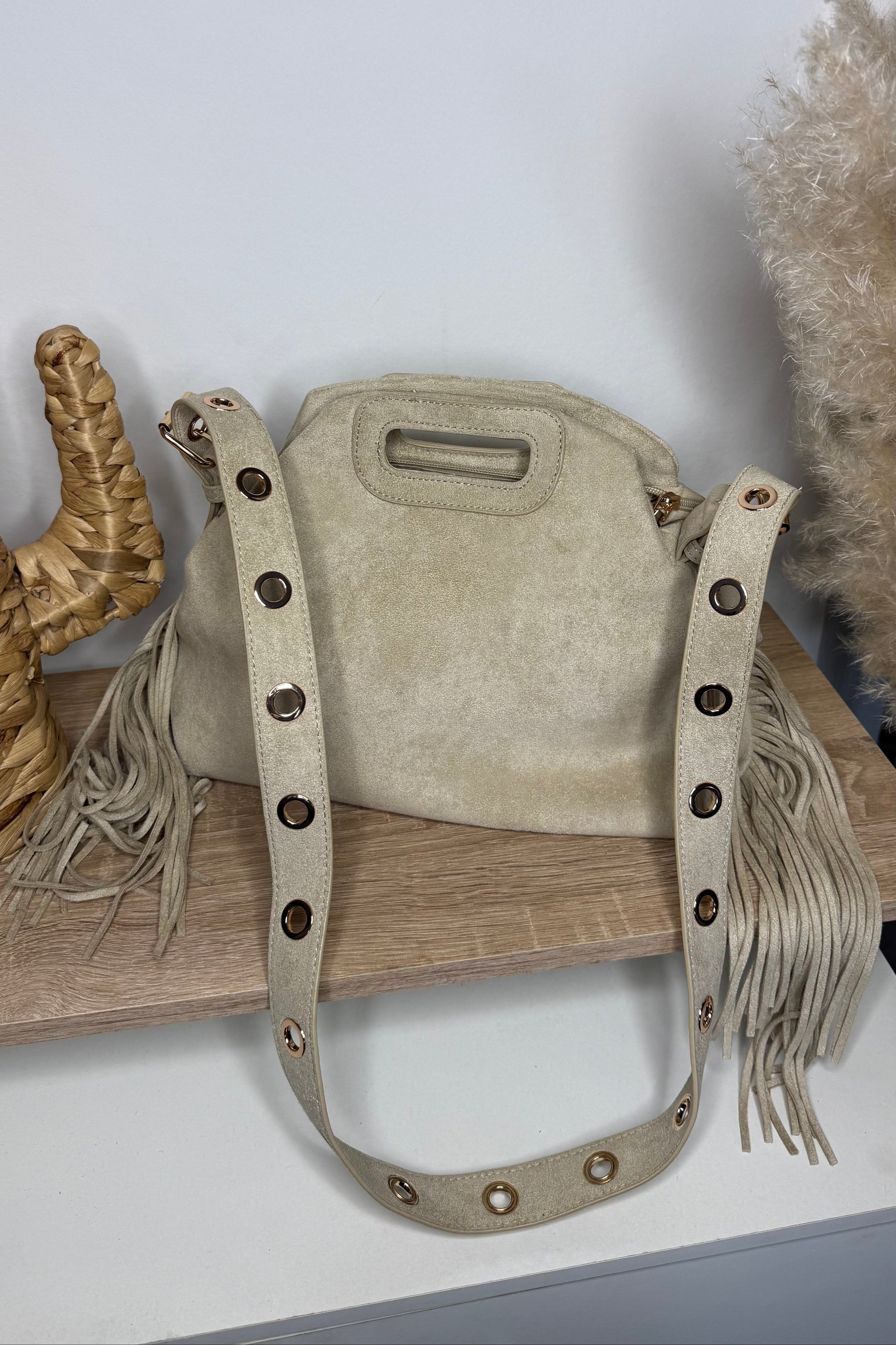 Sac Malia beige avec sa forme de sac 'une grande marque plus simple