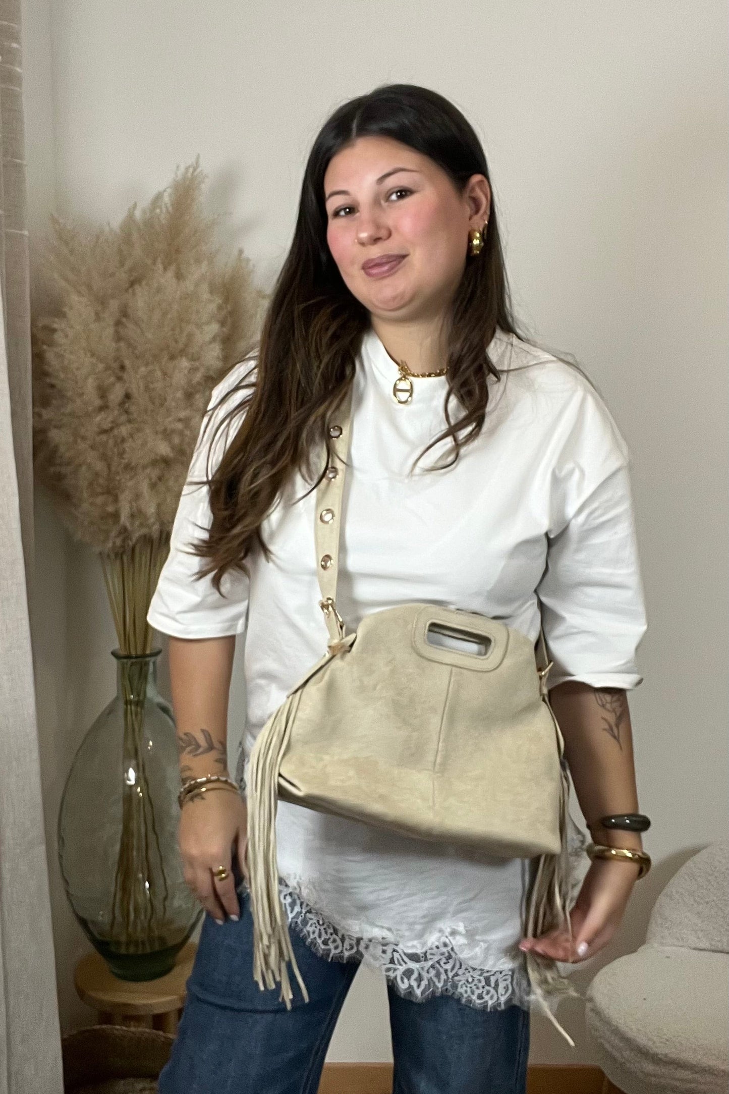Sac malia beige porte avec un look basique