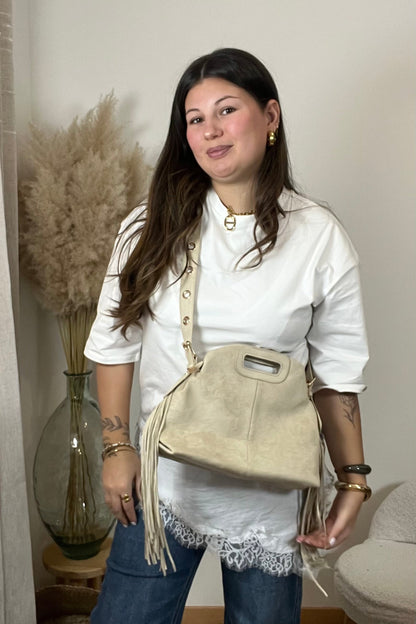 Sac malia beige porte avec un look basique