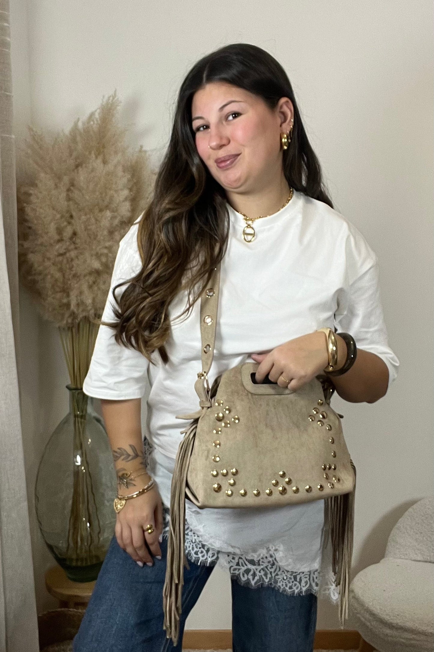 Sac Marie beige porté avec un look basique
