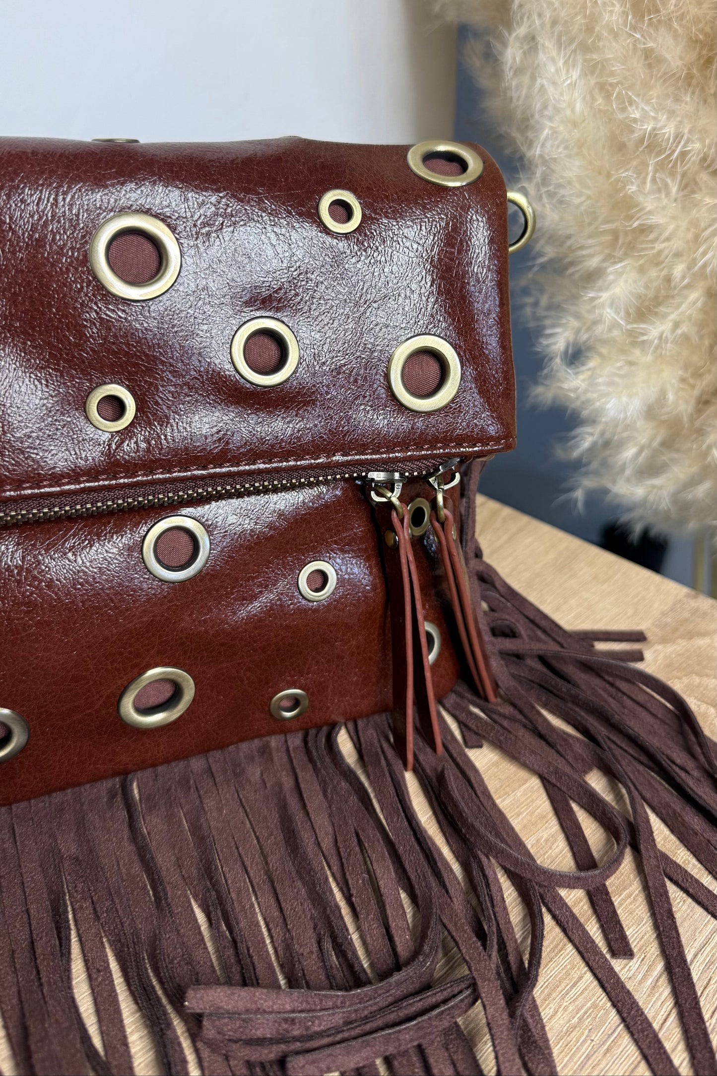 Détails du sac zoé marron avec des oillets et le zip d devant