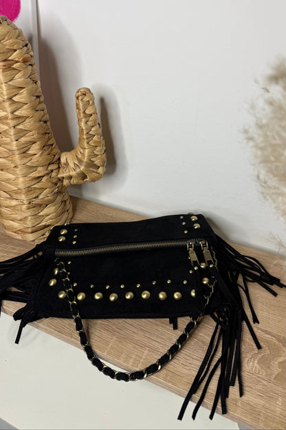 Sac en matiere style suedine noir avec des clou. sac avec un rabat et plusieur poche