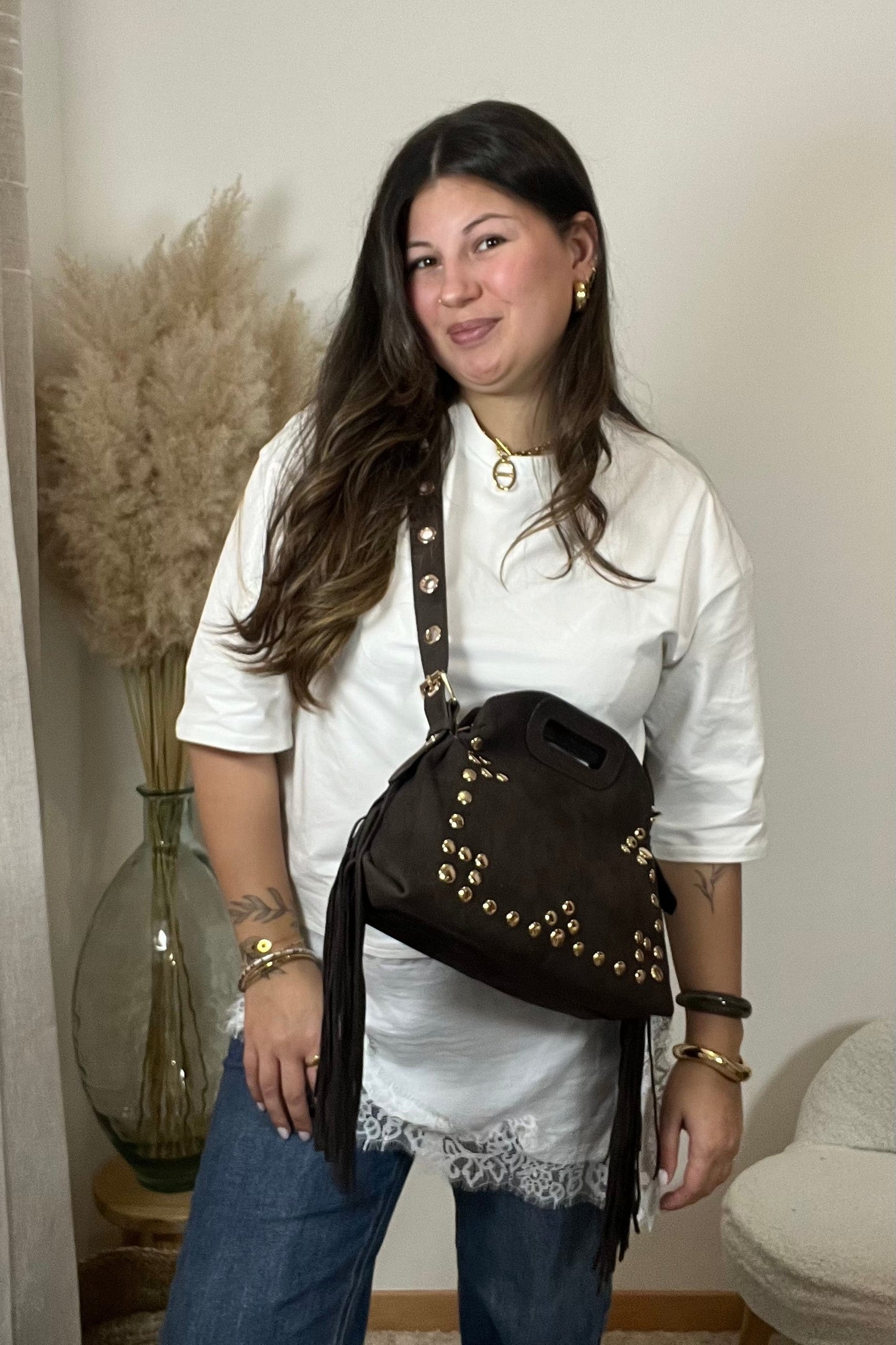 Sac marie chocolat porté avec un look basique