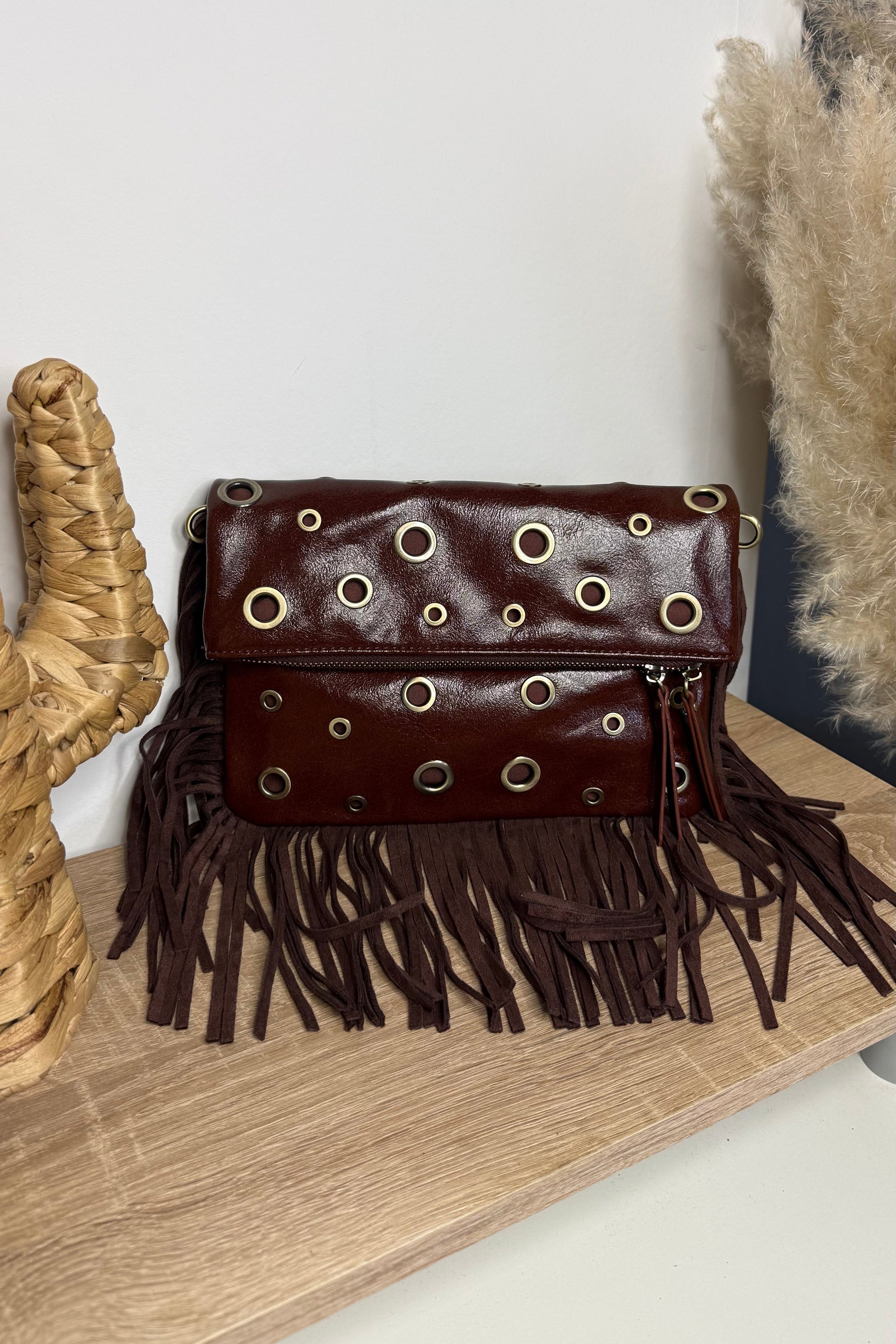 Sac zoé brillant avec rabat et oeillets en version chocolat avec des franges