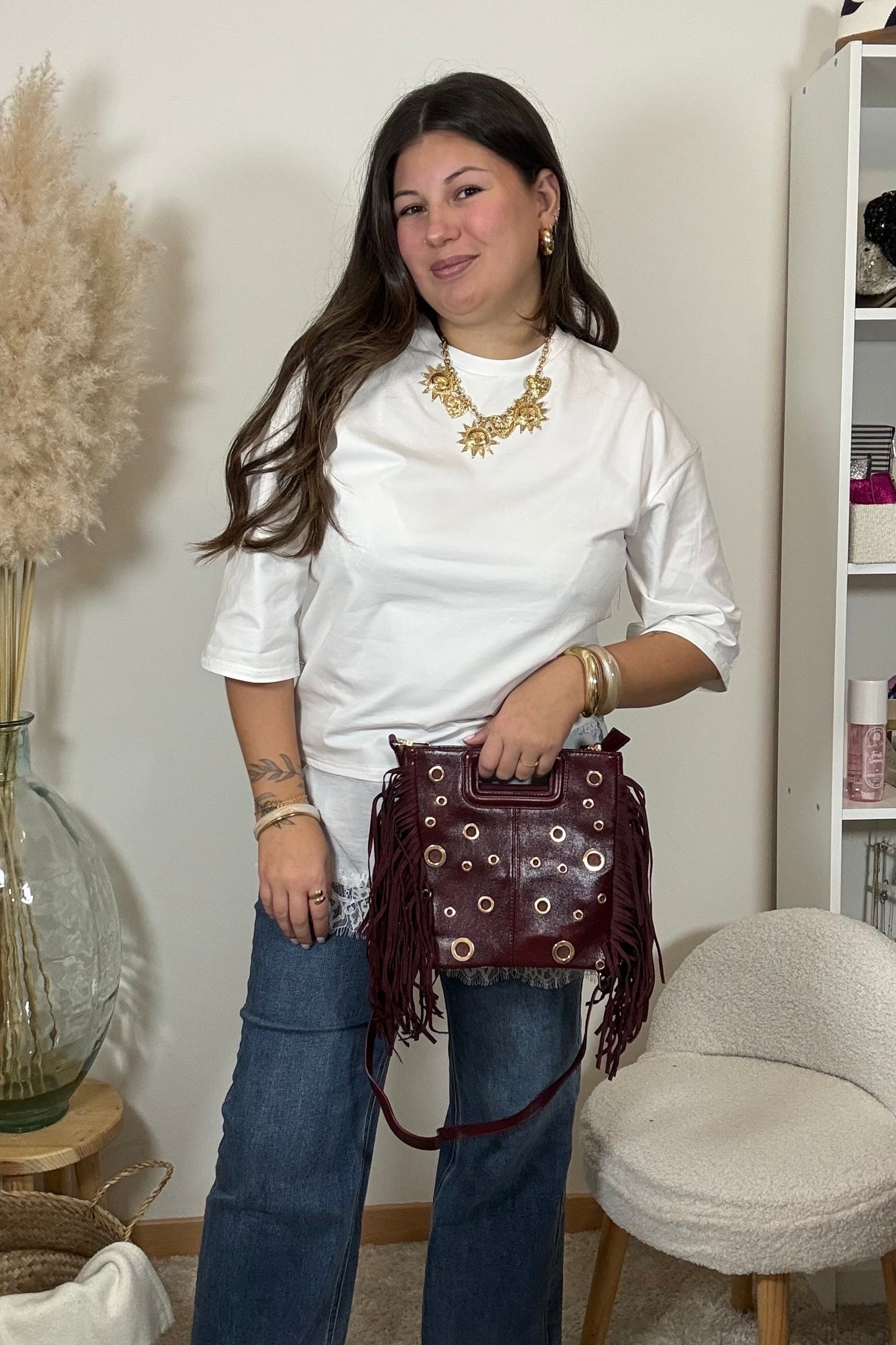 Look avec le t-shirt daniela, le jean gabriel le sac marlene en bordeaux et les bijoux 