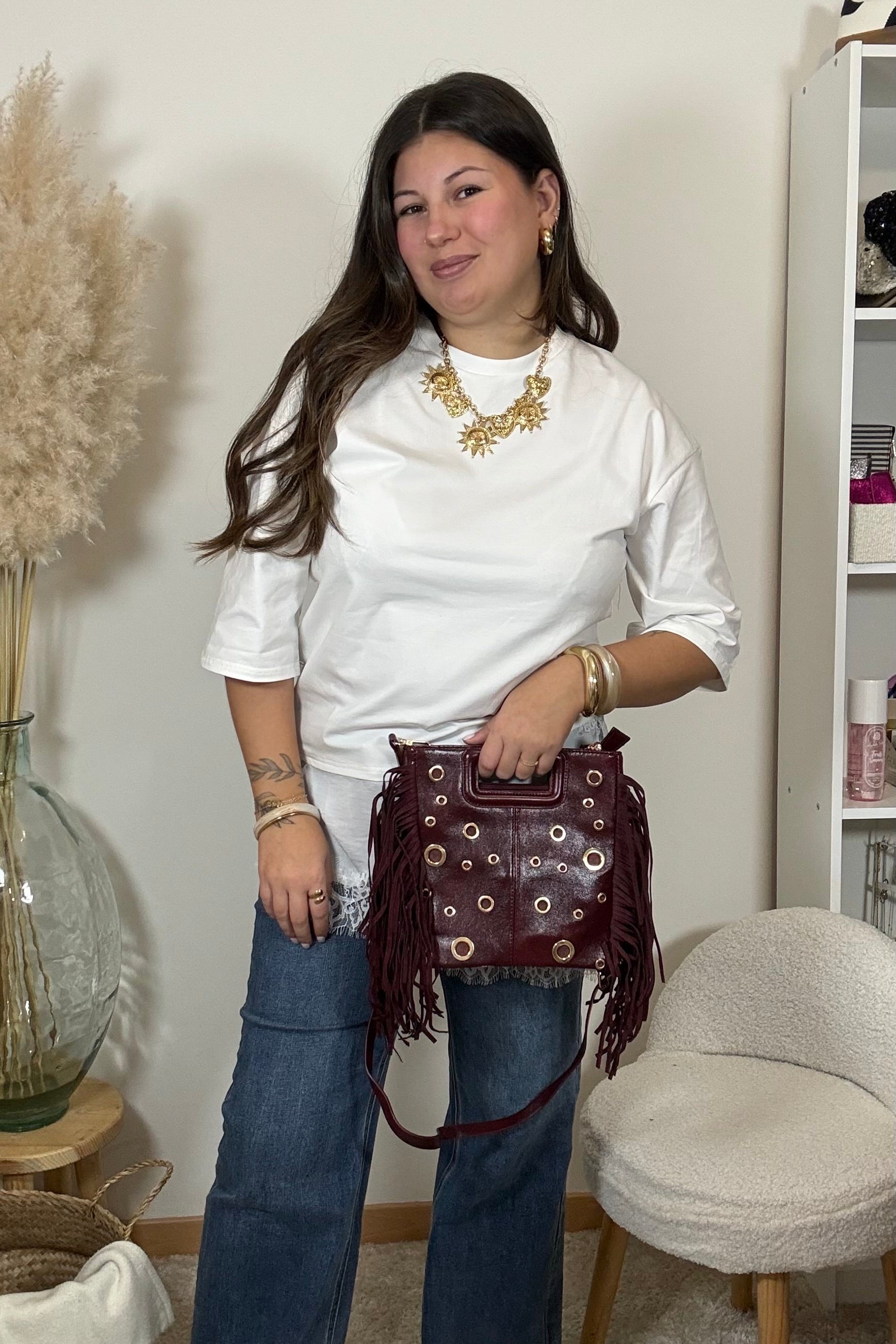 Look avec le t-shirt daniela, le jean gabriel le sac marlene en bordeaux et les bijoux 