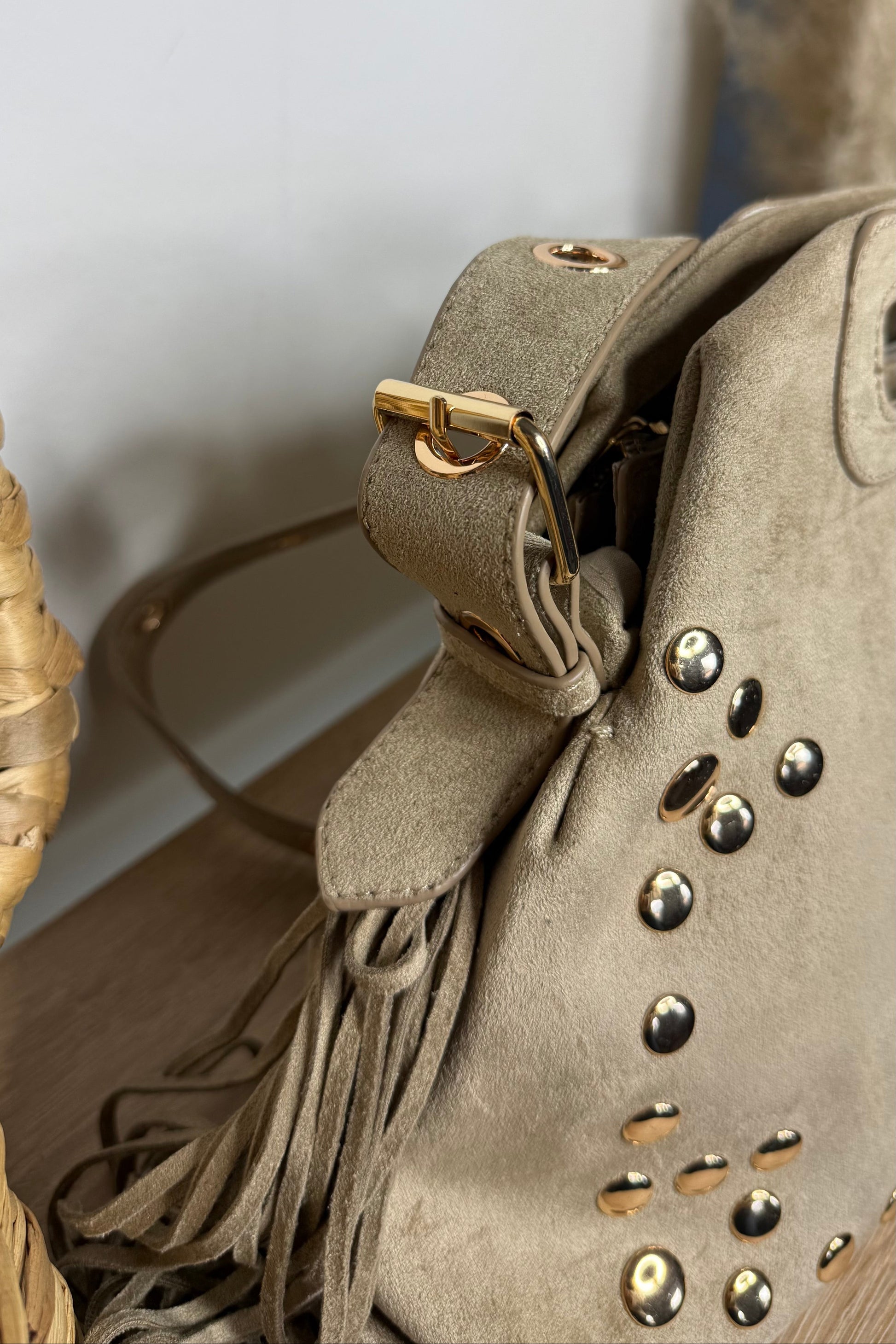 Detail de la bandouliere du sac marie