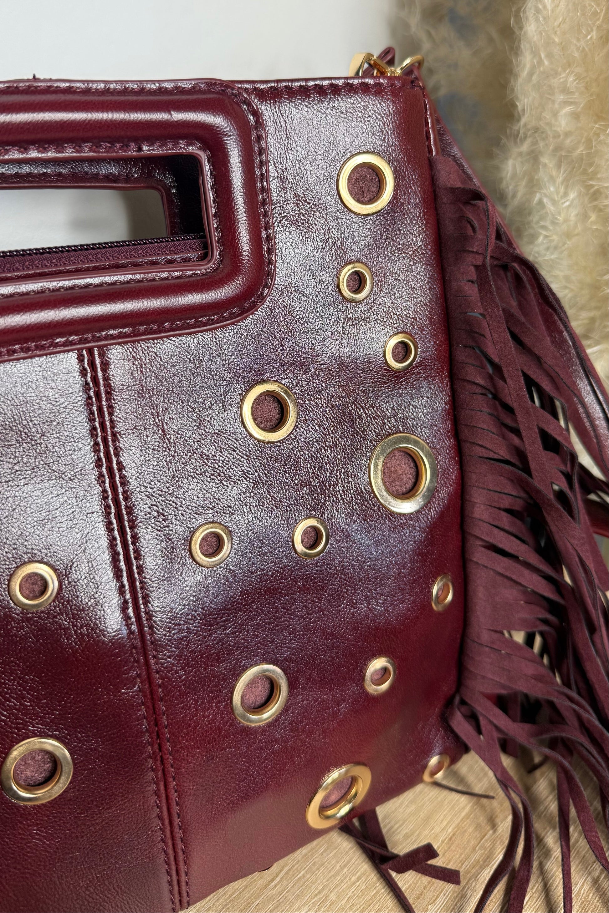 Detail du sac marlene bordeaux avec les oeillets