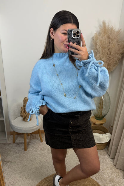Look complet avec le pull léa bleu en maille avec un col rond et des manches avec des froufrous et un noeud au niveau du poignet style oversize taille unique convient d'un 36 à un 48 la jupe cléo court en velours leopard chocolat avec des boutons devant taille unique covient d'un 36 à un 42 et les basket type samba spezial clémence 
