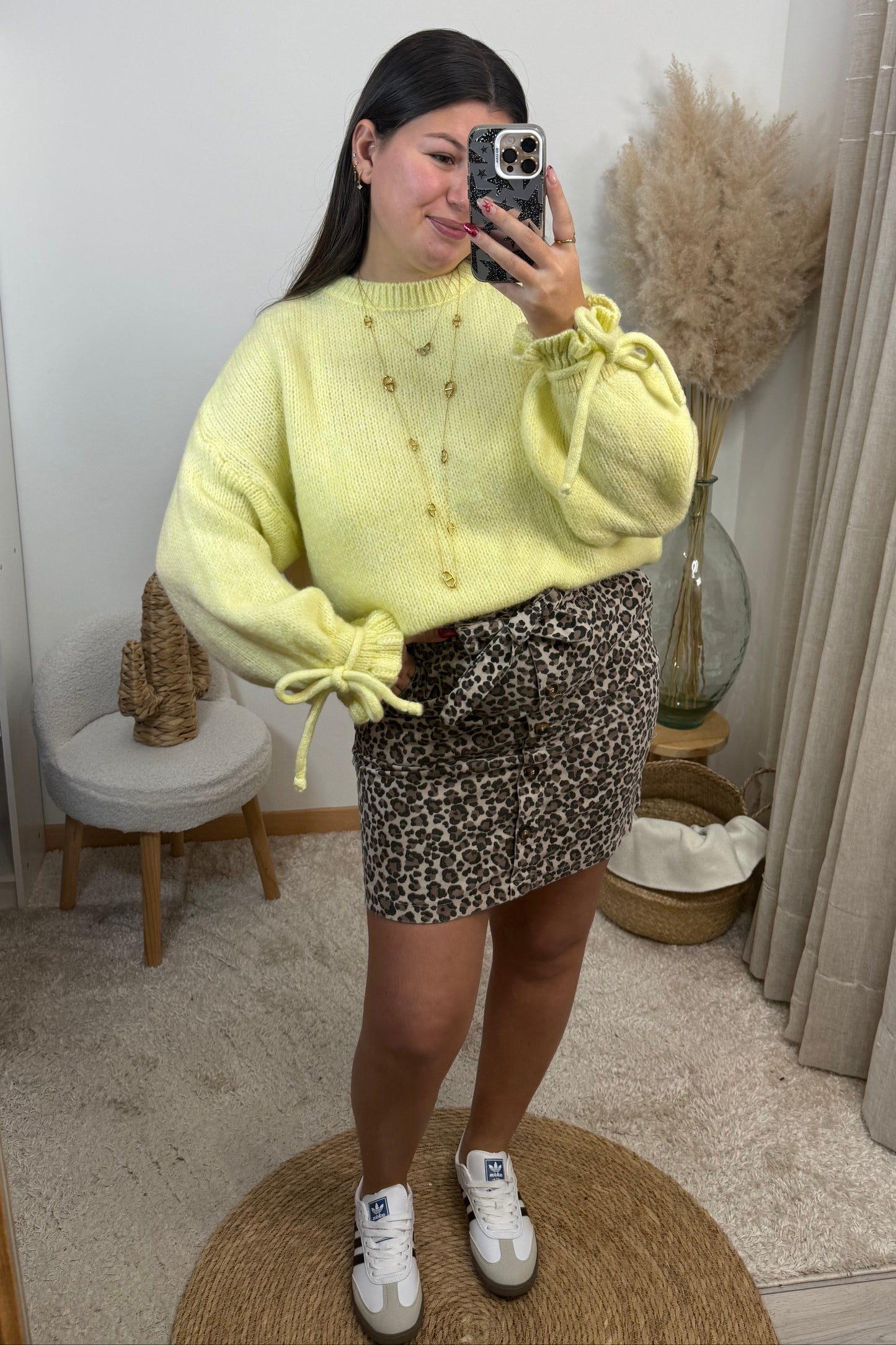 Look complet avec le pull léa jaune en maille avec un col rond et des manches avec des froufrous et un noeud au niveau du poignet style oversize taille unique convient d'un 36 à un 48 la jupe cléo court en velours leopard beige avec des boutons devant taille unique covient d'un 36 à un 42 et les basket type samba spezial clémence 