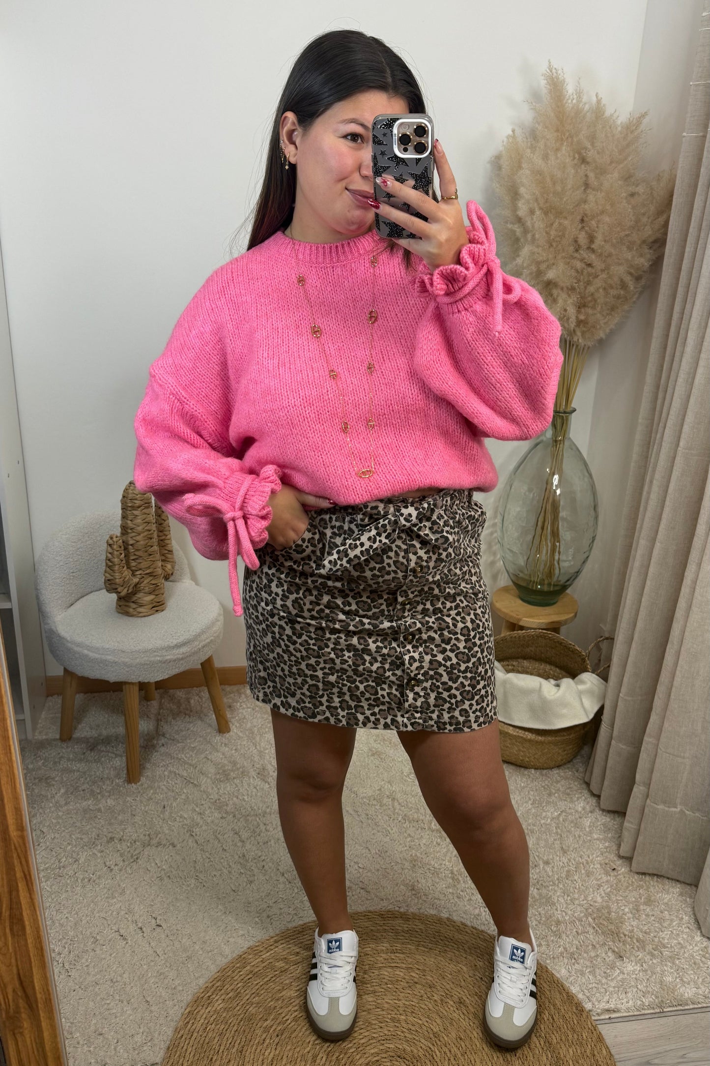 Look complet avec le pull léa rose en maille avec un col rond et des manches avec des froufrous et un noeud au niveau du poignet style oversize taille unique convient d'un 36 à un 48 la jupe cléo court en velours leopard avec des boutons devant taille unique covient d'un 36 à un 42 et les basket type samba spezial clémence 