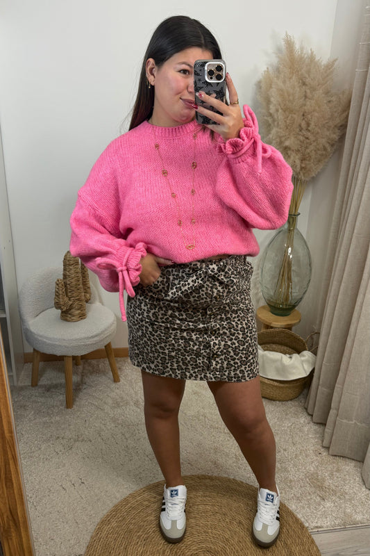 Look complet avec le pull léa rose en maille avec un col rond et des manches avec des froufrous et un noeud au niveau du poignet style oversize taille unique convient d'un 36 à un 48 la jupe cléo court en velours leopard avec des boutons devant taille unique covient d'un 36 à un 42 et les basket type samba spezial clémence 