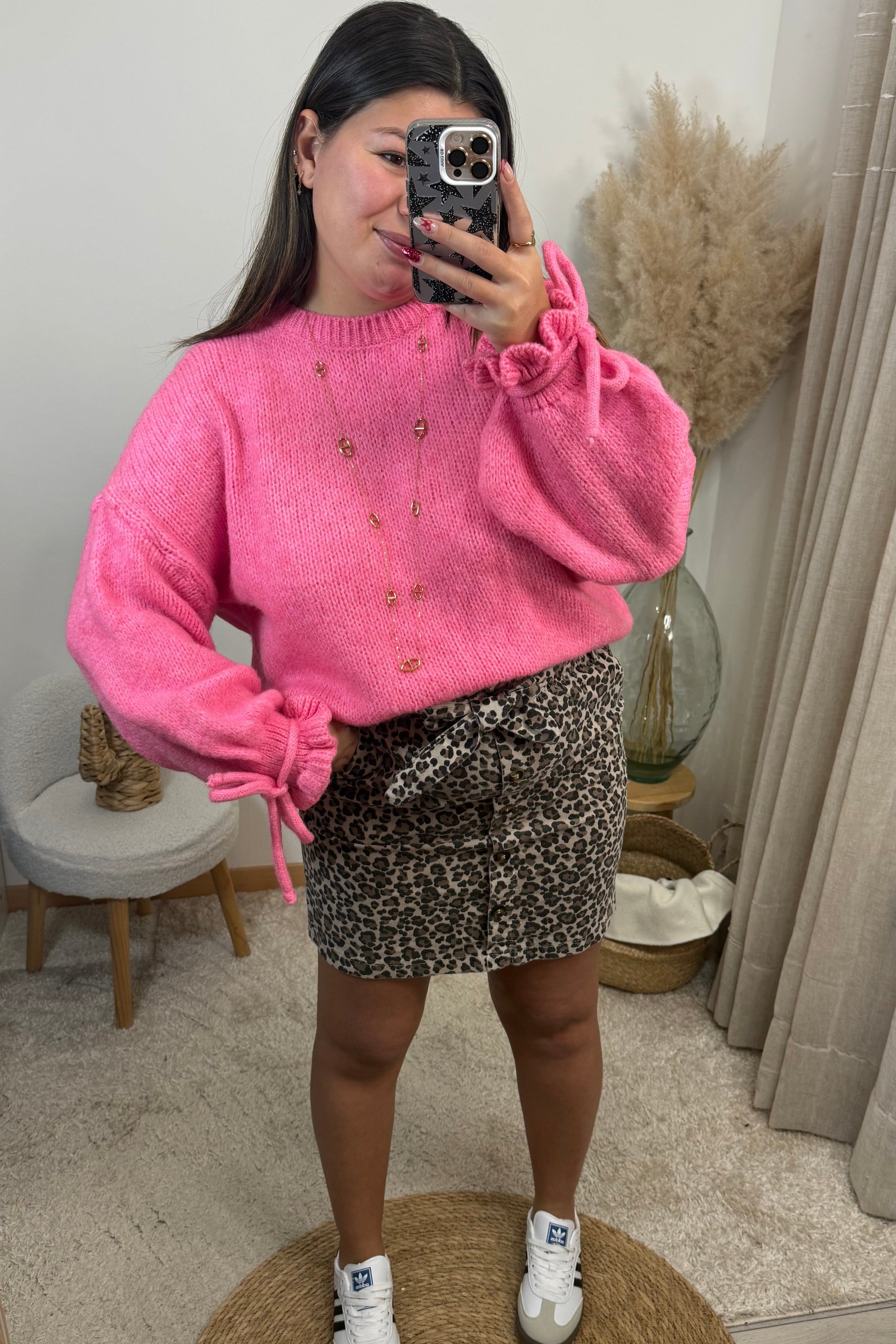 Lokk complet avec le pull léa rose pull en maille rose avec un col rond et le bout des manches froufrou avec un noeud style oversize taille unique d'un 36 à un 48 avec la jupe courte cléo en velours leopard et une ceinture du même motif. et les basket type samba spezial basket clémence 