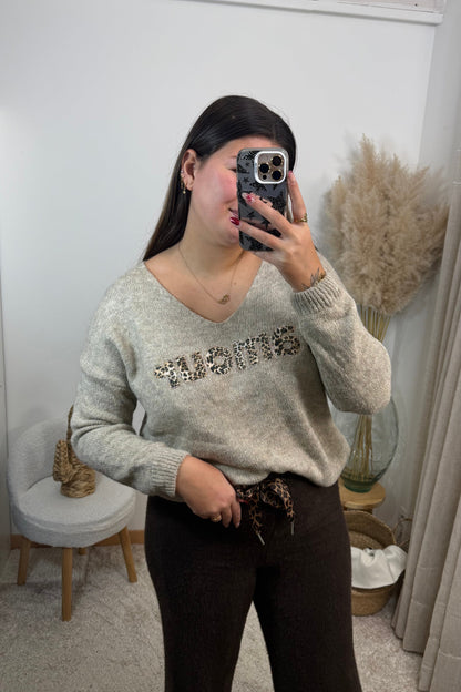 Pull amalia beige en maille avec décolleté v et message amour leopard et paillette