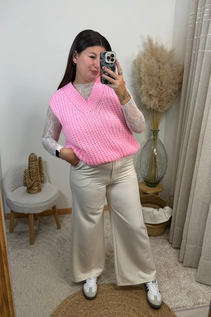 Look complet avec un pantalon style tailleur blanc Ecru du 36 au 42 avec un top en dentelle blanc et un pull sans manche rose en maille avec un décolleté v et une paire de basket samba spezial les baskets clémence