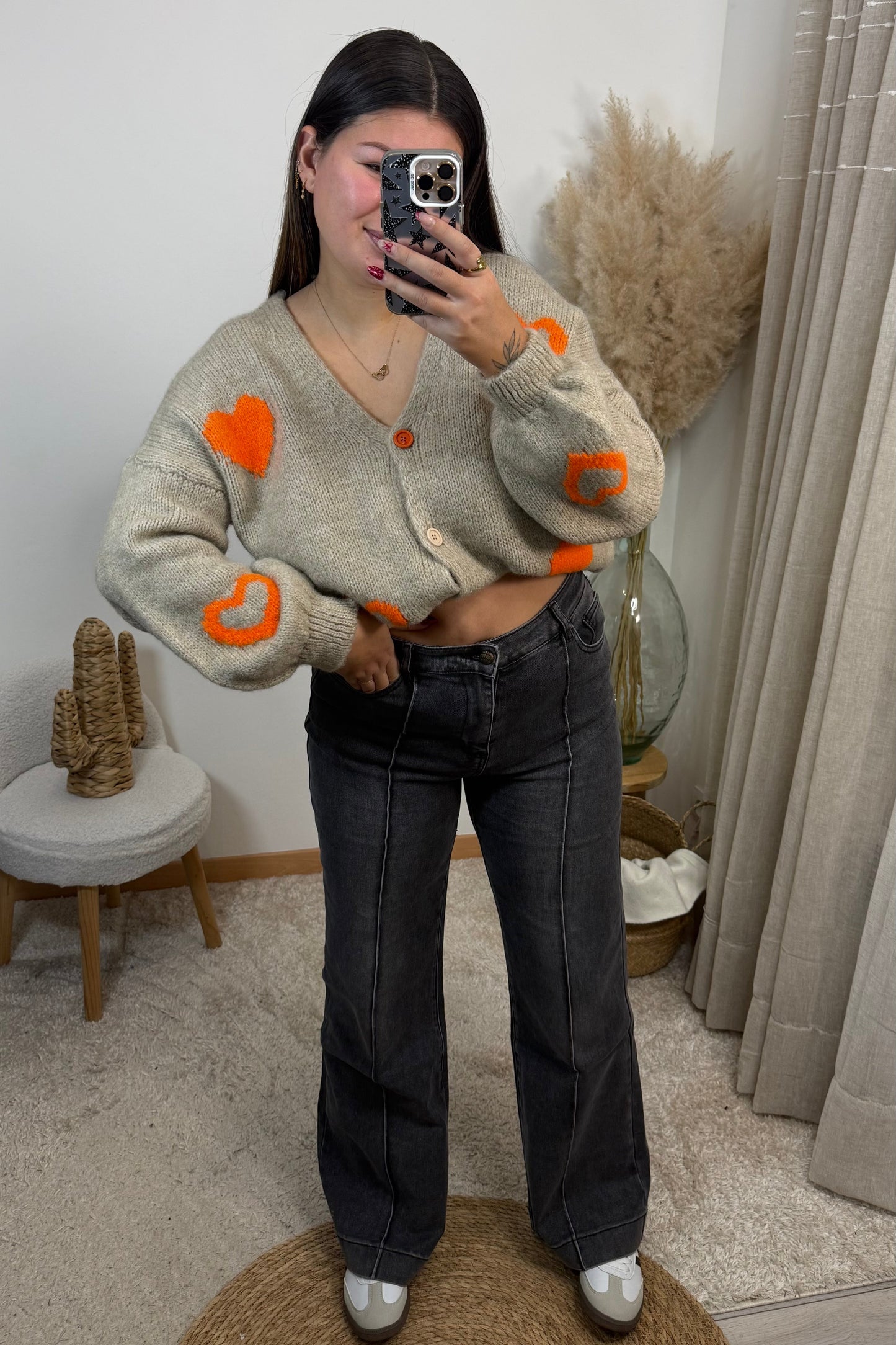 Look complet avec le gilet coralie cropé  gilet en maille beige avec des coeur orange et le jean Maël gris wide leg avec un liserai jean tres confortable du 36 au 44 avec les baskets clémence type spezial samba 