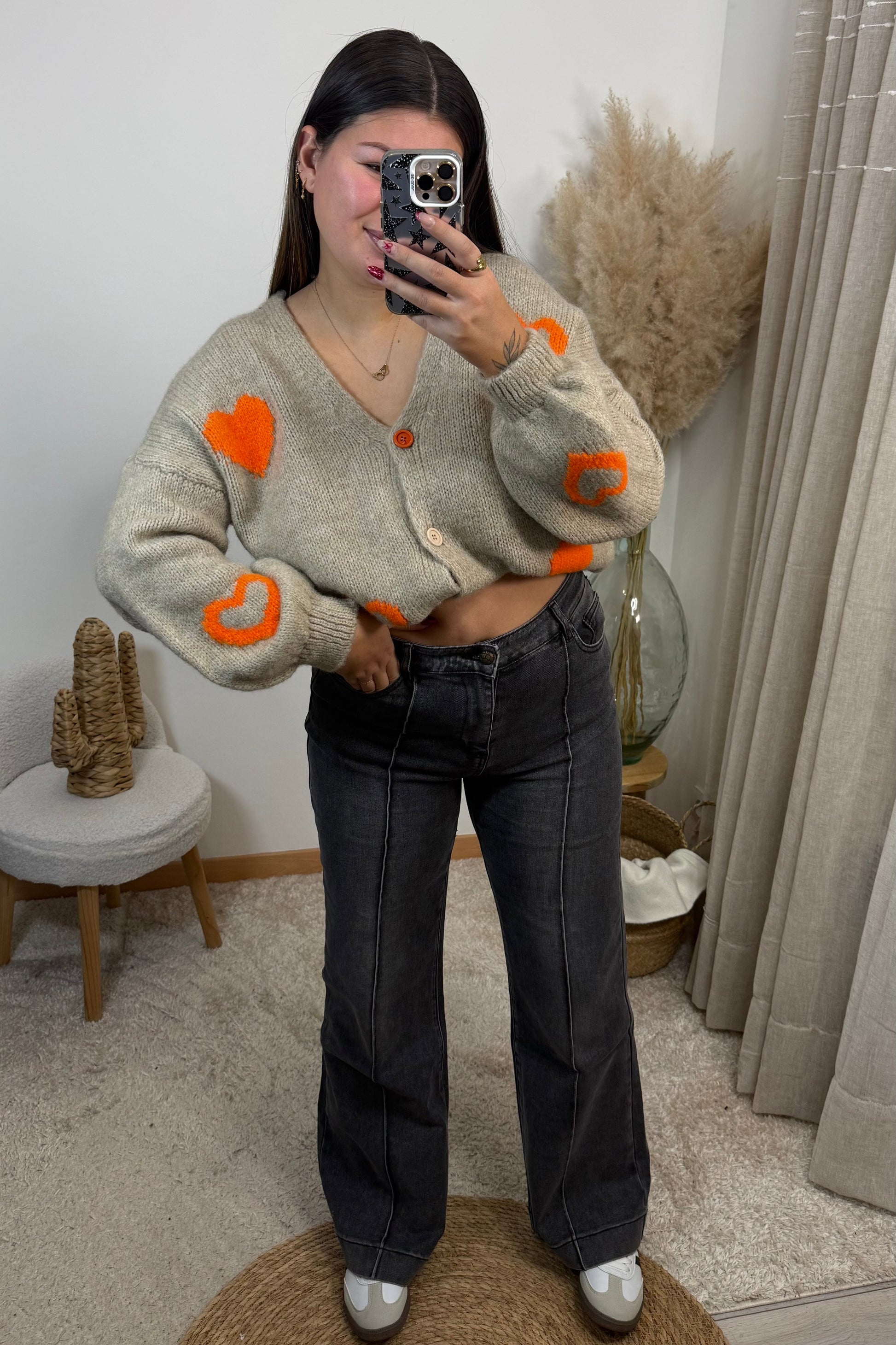 Look complet avec le gilet coralie cropé  gilet en maille beige avec des coeur orange et le jean Maël gris wide leg avec un liserai jean tres confortable du 36 au 44 avec les baskets clémence type spezial samba 