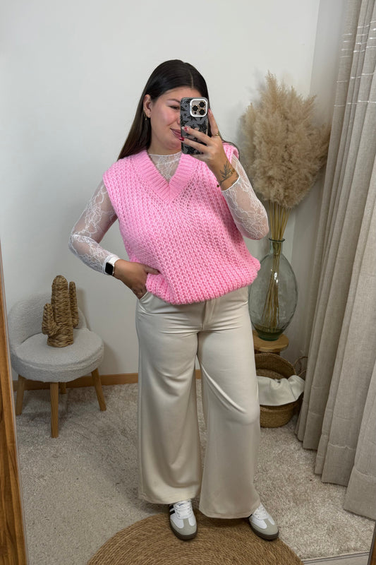 Look complet avec le pull rosa rose en maille le top janelle en dentelle et le pantalon louis style tailleur ecru 