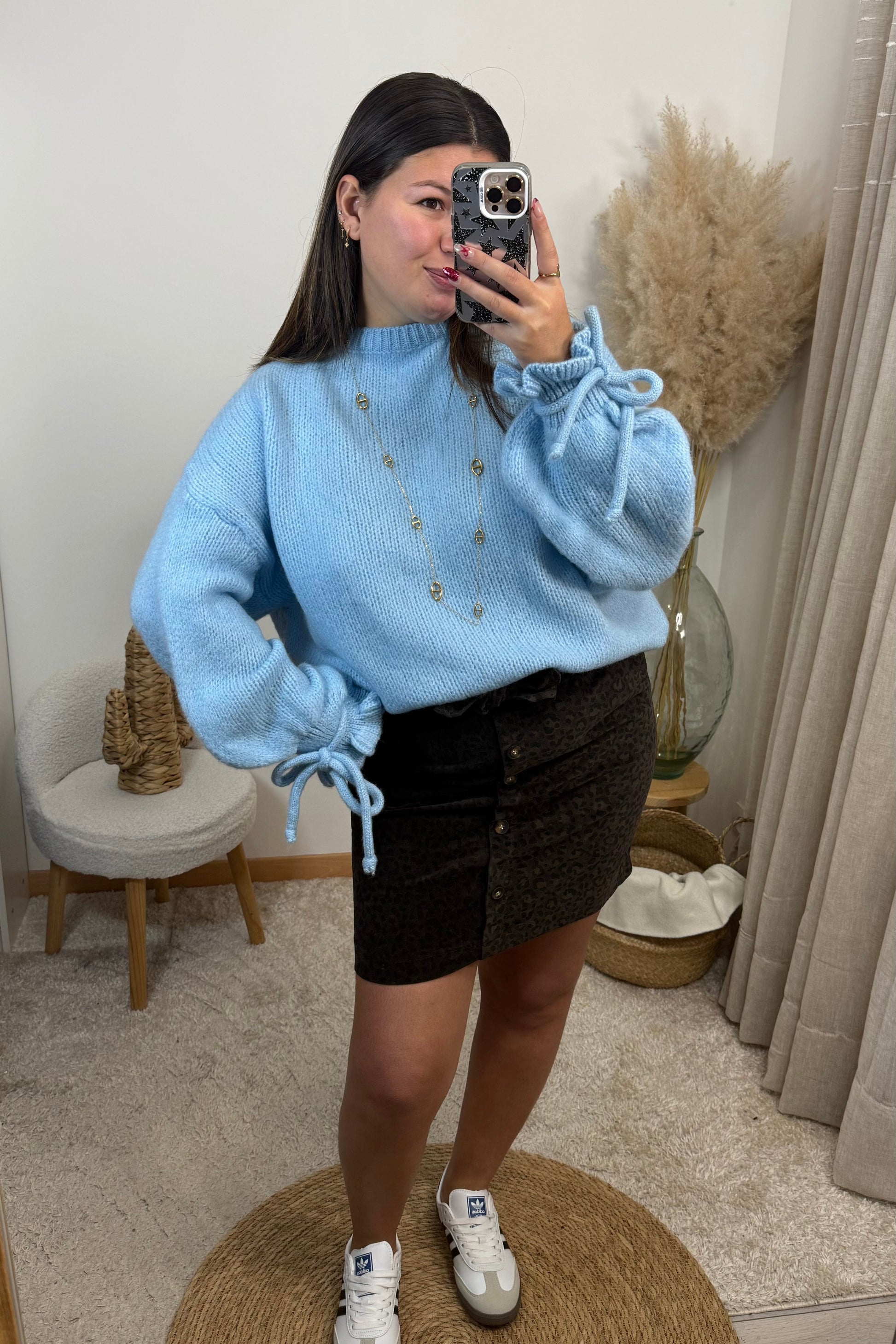 Look complet avec le pull léa Bleu en maille avec un col rond et des manches avec des froufrous et un noeud au niveau du poignet style oversize taille unique convient d'un 36 à un 48 la jupe cléo court en velours leopard  chocolat avec des boutons devant taille unique convient d'un 36 à un 42 et les basket type samba spezial clémence 