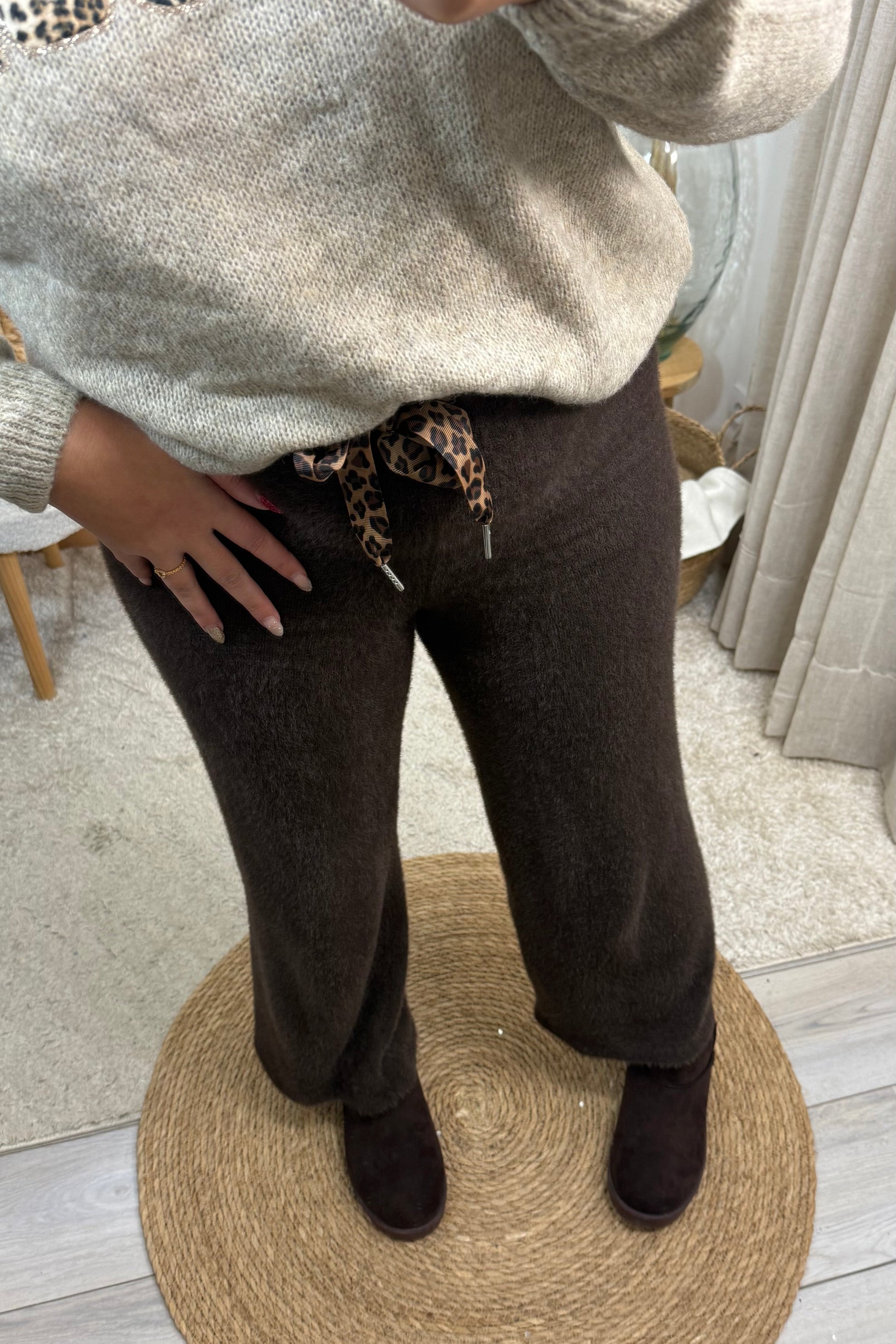 look complet cosy avec le pull amalia beige en maille et un décolleté v avec le message amour en léopard et paillette et le pantalon agathe angora choclat ultra confortable avec un lacet léopard. bottines agathe chocolat fourré inspiration ugg 
