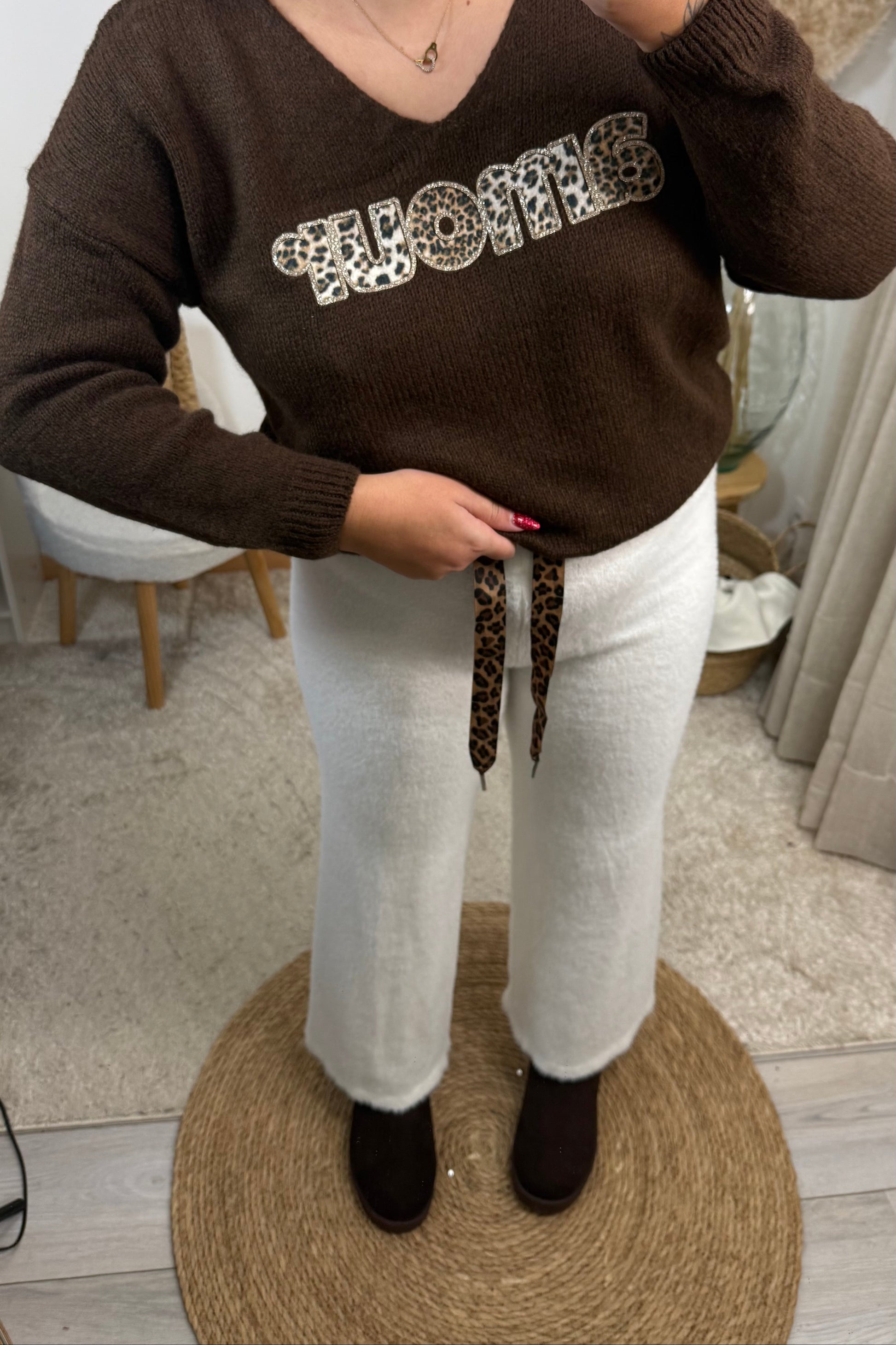 look complet cosy avec le pull amalia chocolat en maille et un décolleté v avec le message amour en léopard et paillette et le pantalon agathe angora Ecru ultra confortable avec un lacet léopard. bottines agathe chocolat fourré inspiration ugg 