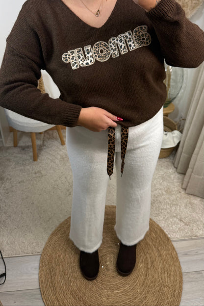 look complet cosy avec le pull amalia chocolat en maille et un décolleté v avec le message amour en léopard et paillette et le pantalon agathe angora Ecru ultra confortable avec un lacet léopard. bottines agathe chocolat fourré inspiration ugg 