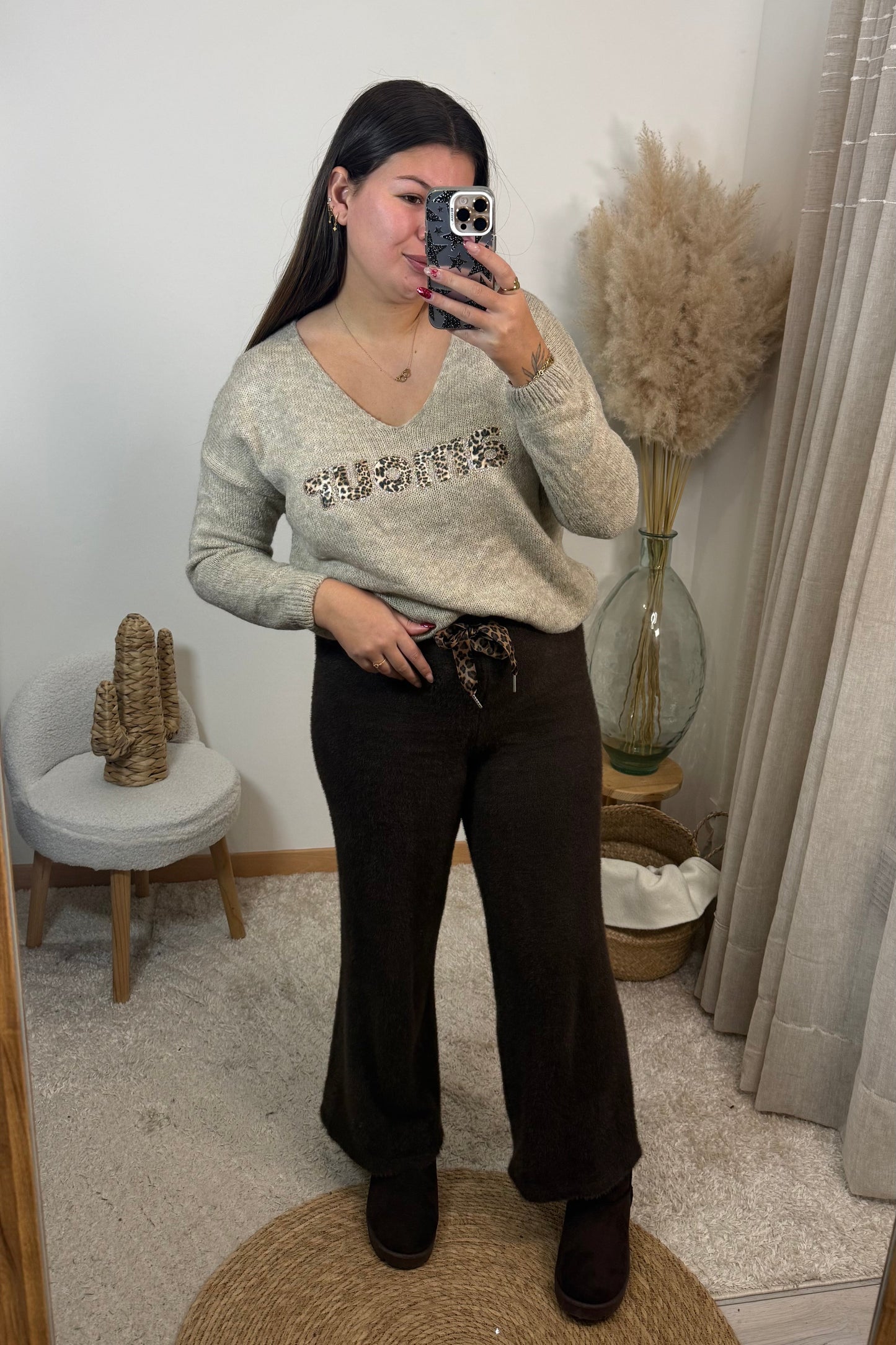 look complet cosy avec le pull amalia beige en maille et un décolleté v avec le message amour en léopard et paillette et le pantalon agathe angora choclat ultra confortable avec un lacet léopard. bottines agathe chocolat fourré inspiration ugg 