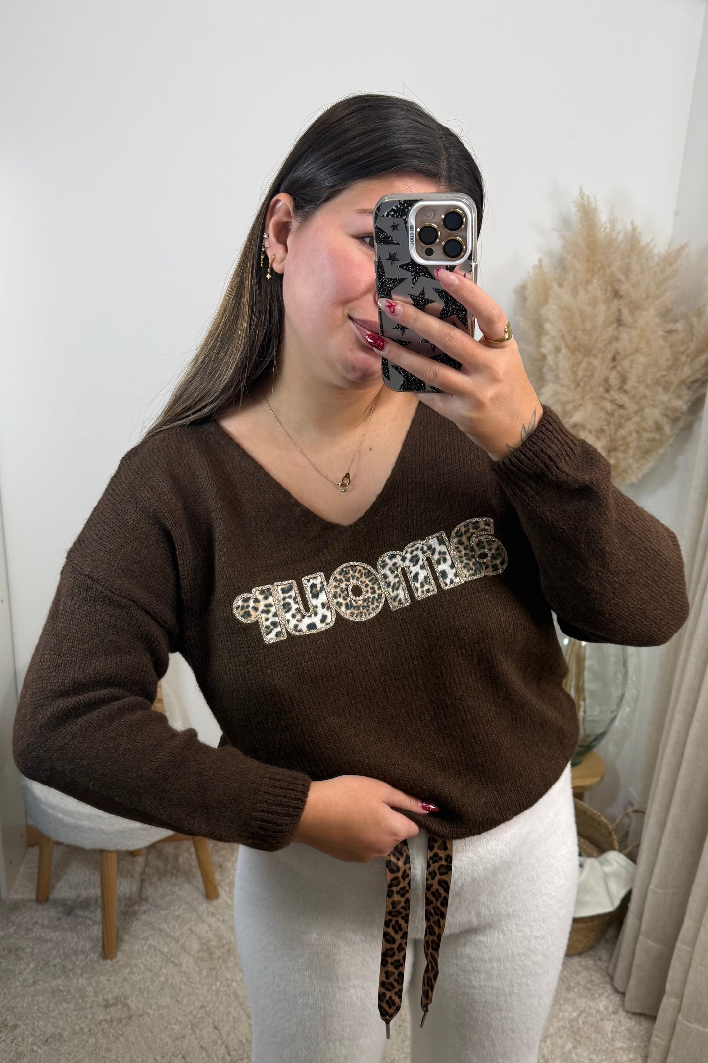 Pull amalia chocolat en maille avec décolleté v et message amour leopard et paillette