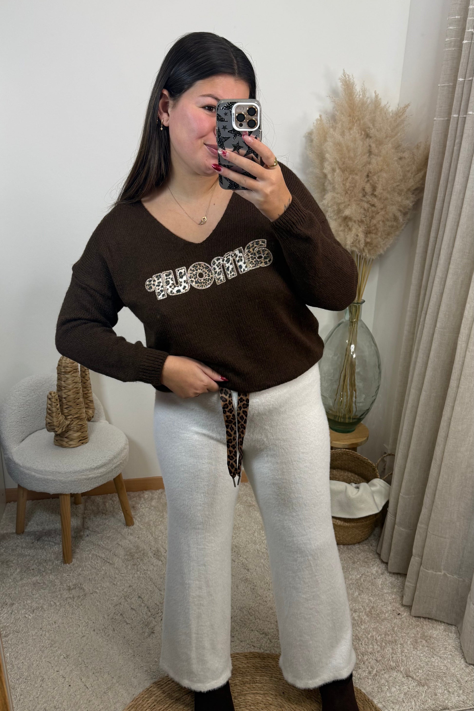 look complet cosy avec le pull amalia chocolat en maille et un décolleté v avec le message amour en léopard et paillette et le pantalon agathe angora Ecru ultra confortable avec un lacet léopard. bottines agathe chocolat fourré inspiration ugg 