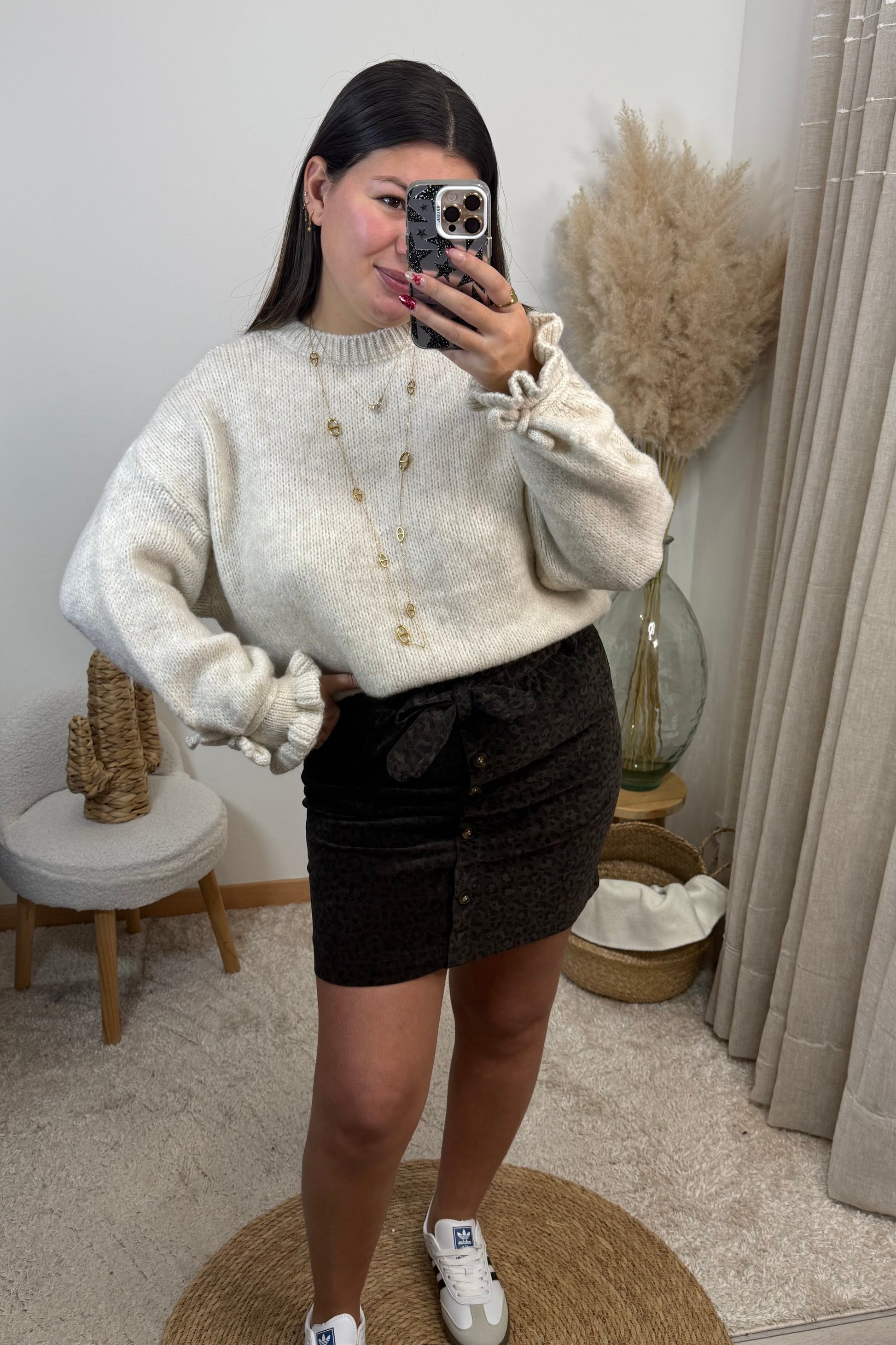 Look complet avec le pull léa beige en maille avec un col rond et des manches avec des froufrous et un noeud au niveau du poignet style oversize taille unique convient d'un 36 à un 48 la jupe cléo court en velours leopard chocolat avec des boutons devant taille unique covient d'un 36 à un 42 et les basket type samba spezial clémence 