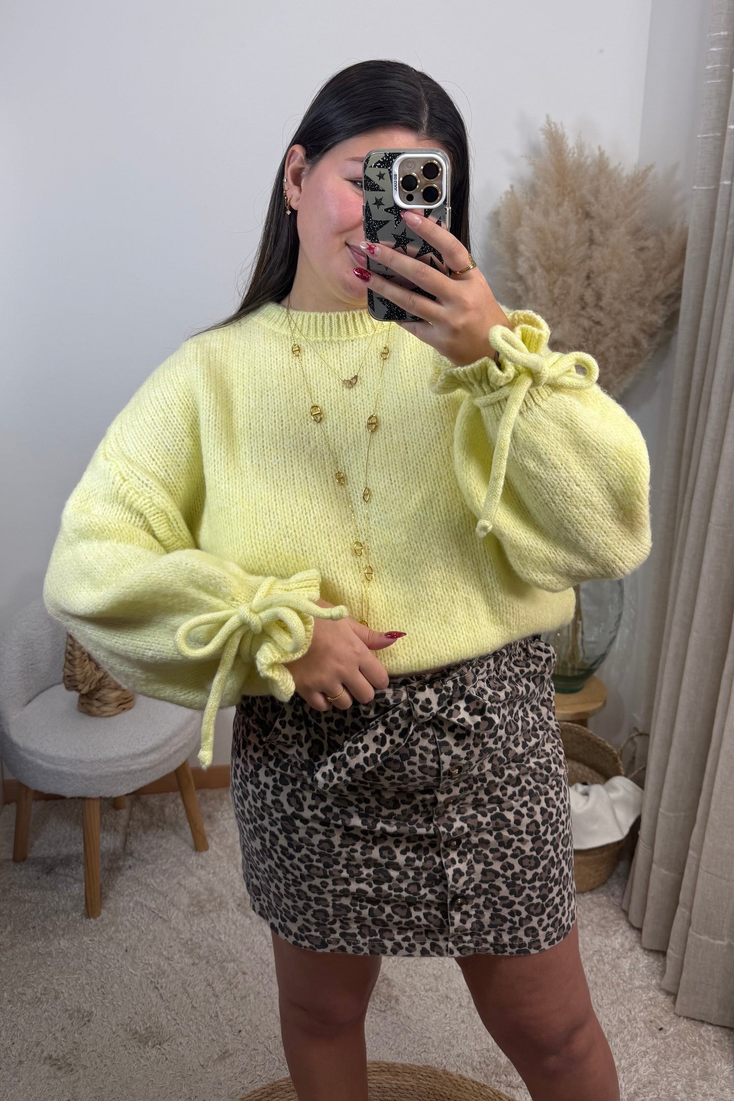 Pull léa jaune en maille col rond avec les manches froufrou et des noeuds au bout des manches style oversize taille 36 au 48 avec de la laine et jupe courte cléo du 36 au 42 beige leopard en velours avec une ceinture