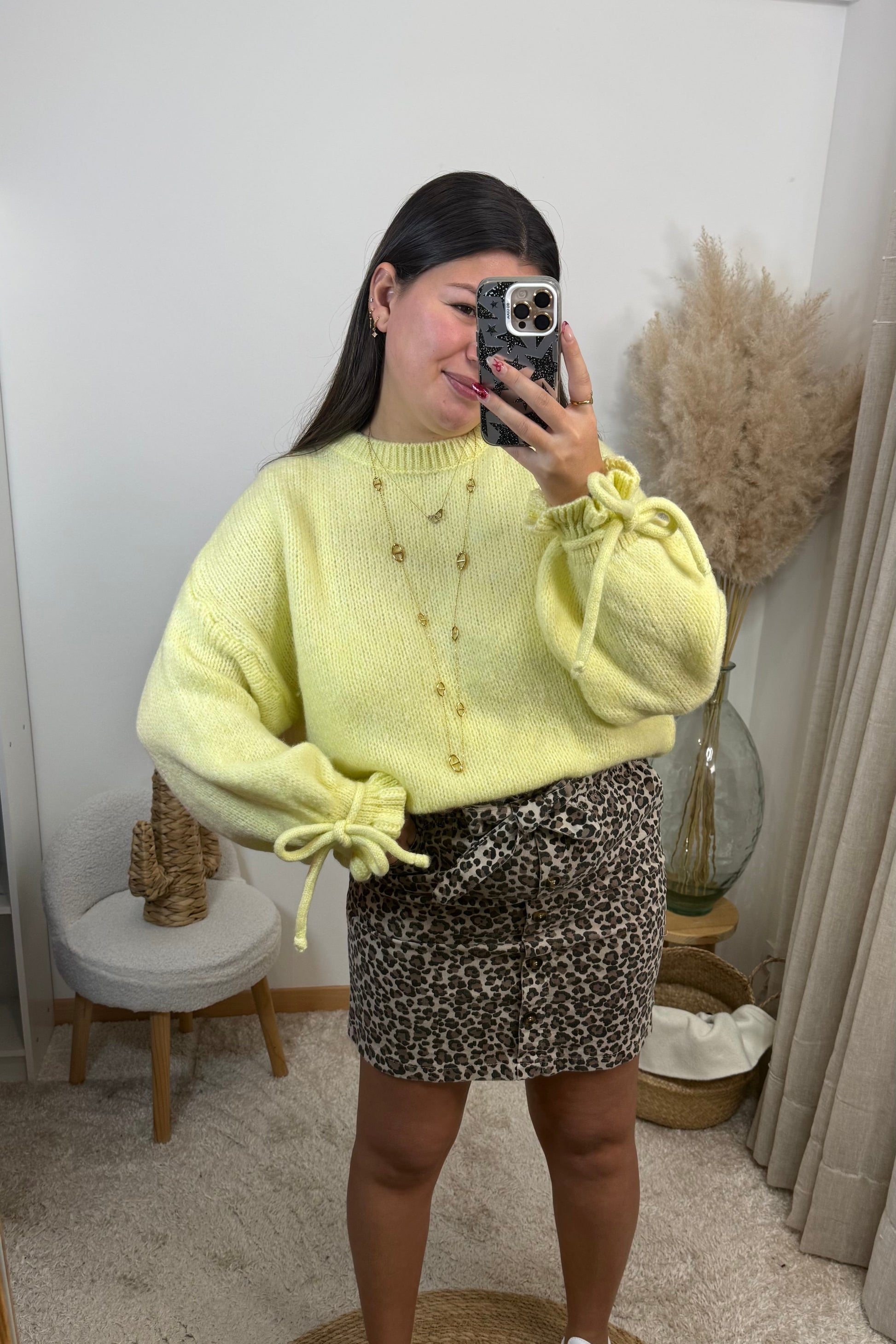 Look complet avec le pull léa jaune en maille avec un col rond et des manches avec des froufrous et un noeud au niveau du poignet style oversize taille unique convient d'un 36 à un 48 la jupe cléo court en velours leopard avec des boutons devant taille unique covient d'un 36 à un 42 et les basket type samba spezial clémence 