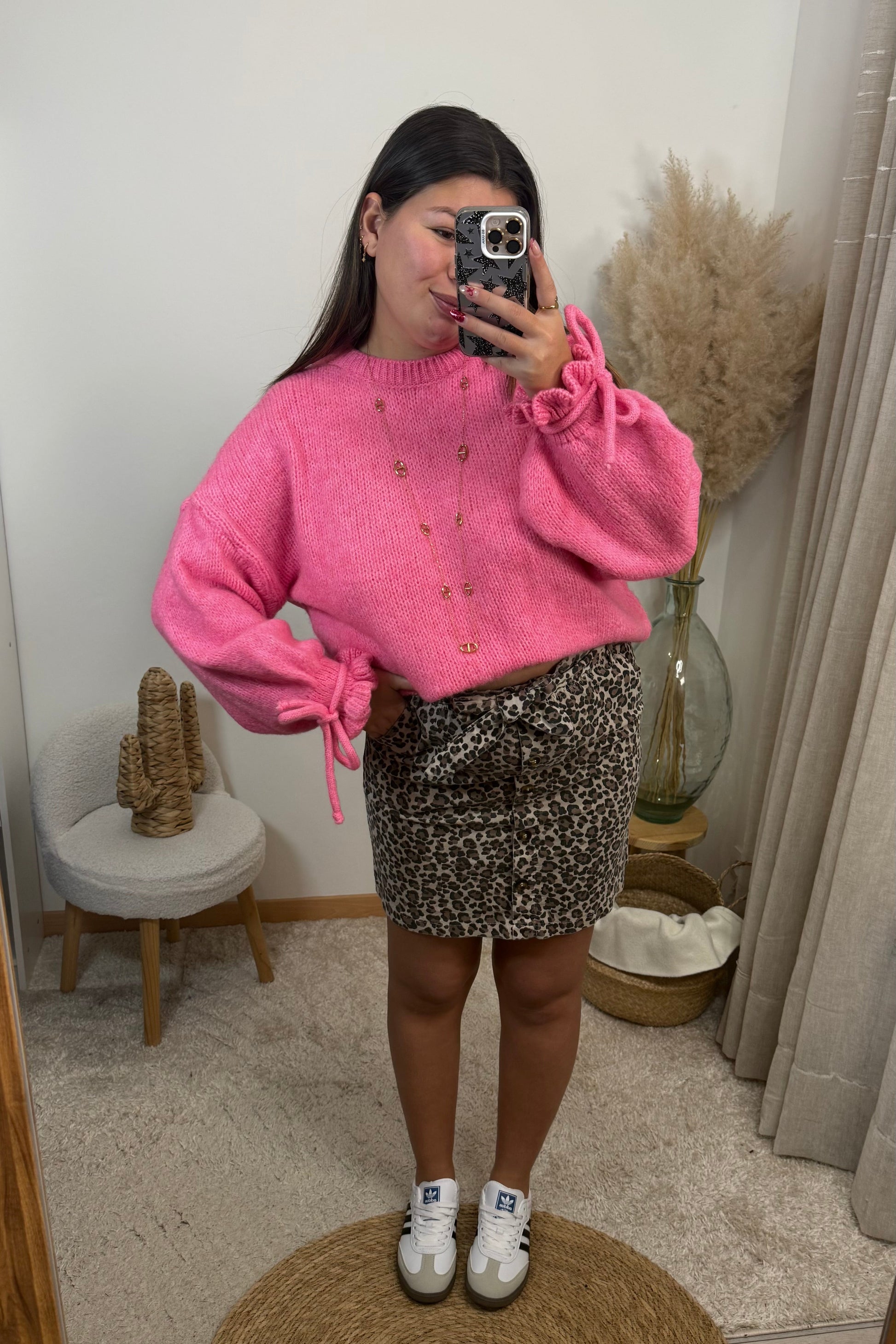 Look complet avec le pull léa rose en maille avec un col rond et des manches avec des froufrous et un noeud au niveau du poignet style oversize taille unique convient d'un 36 à un 48 la jupe cléo court en velours leopard avec des boutons devant taille unique covient d'un 36 à un 42 et les basket type samba spezial clémence collier gwendoline 
