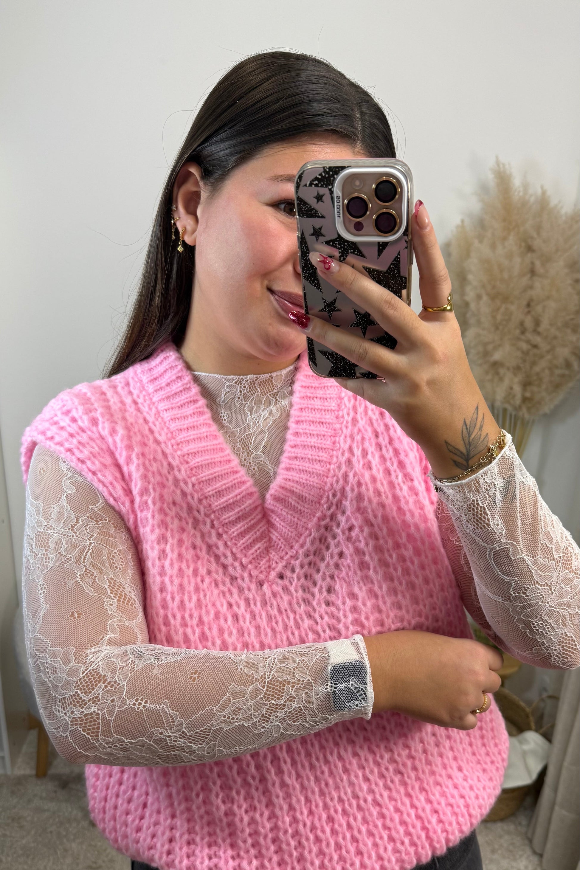 détail pull rosa en maille rose et le top janelle en dentelle blanc