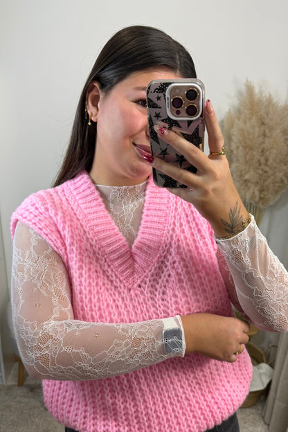 détail pull rosa en maille rose et le top janelle en dentelle blanc